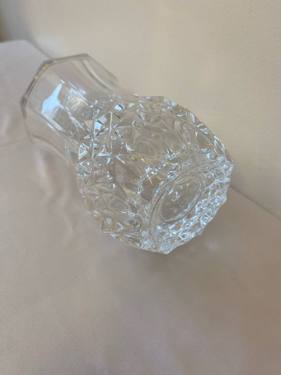 Petit vase en verre ciselé