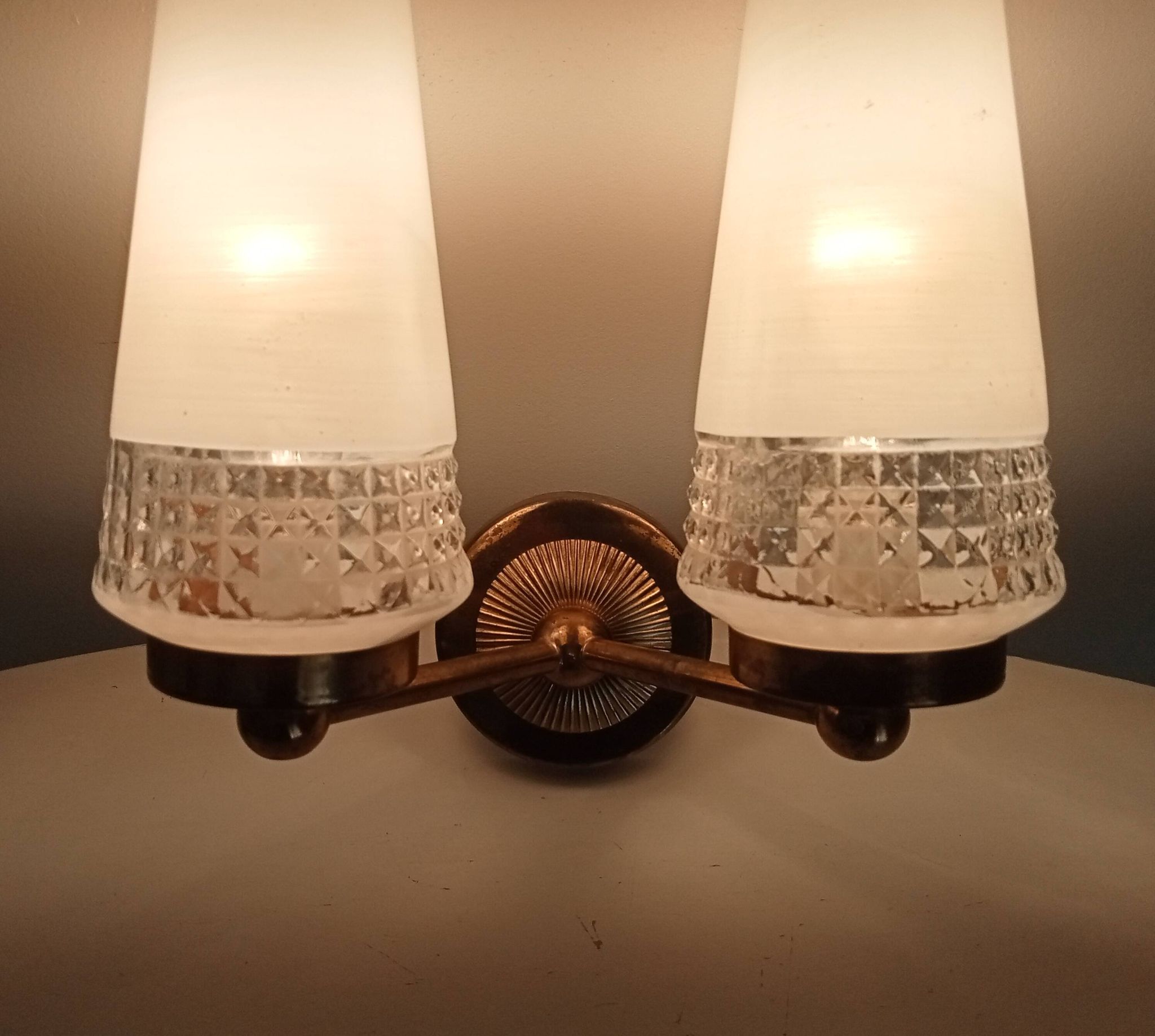 Pair of vintage double-light wall sconces in brass and etched glass from the 60s/70s.