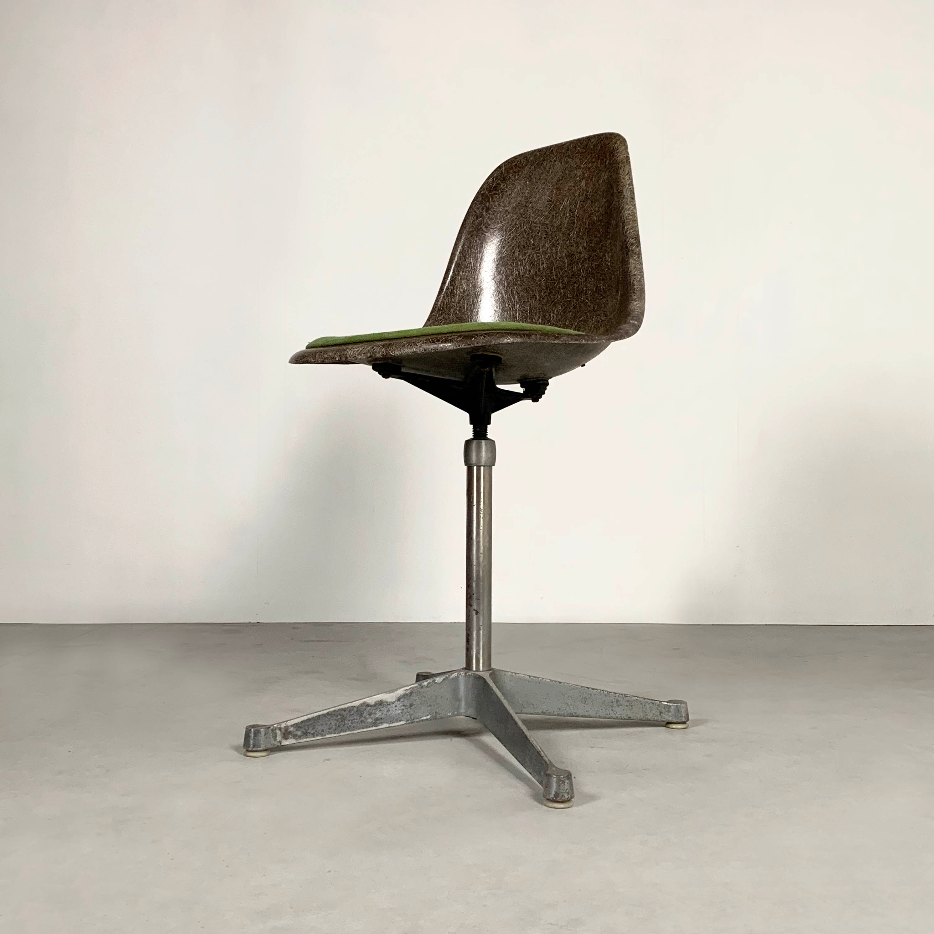 Chaise de bureau DSW pivotante par Charles & Ray Eames pour Herman Miller, 1980
