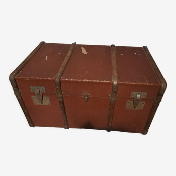 Vintage vintage old travel trunk dating from the 1920s/1940s