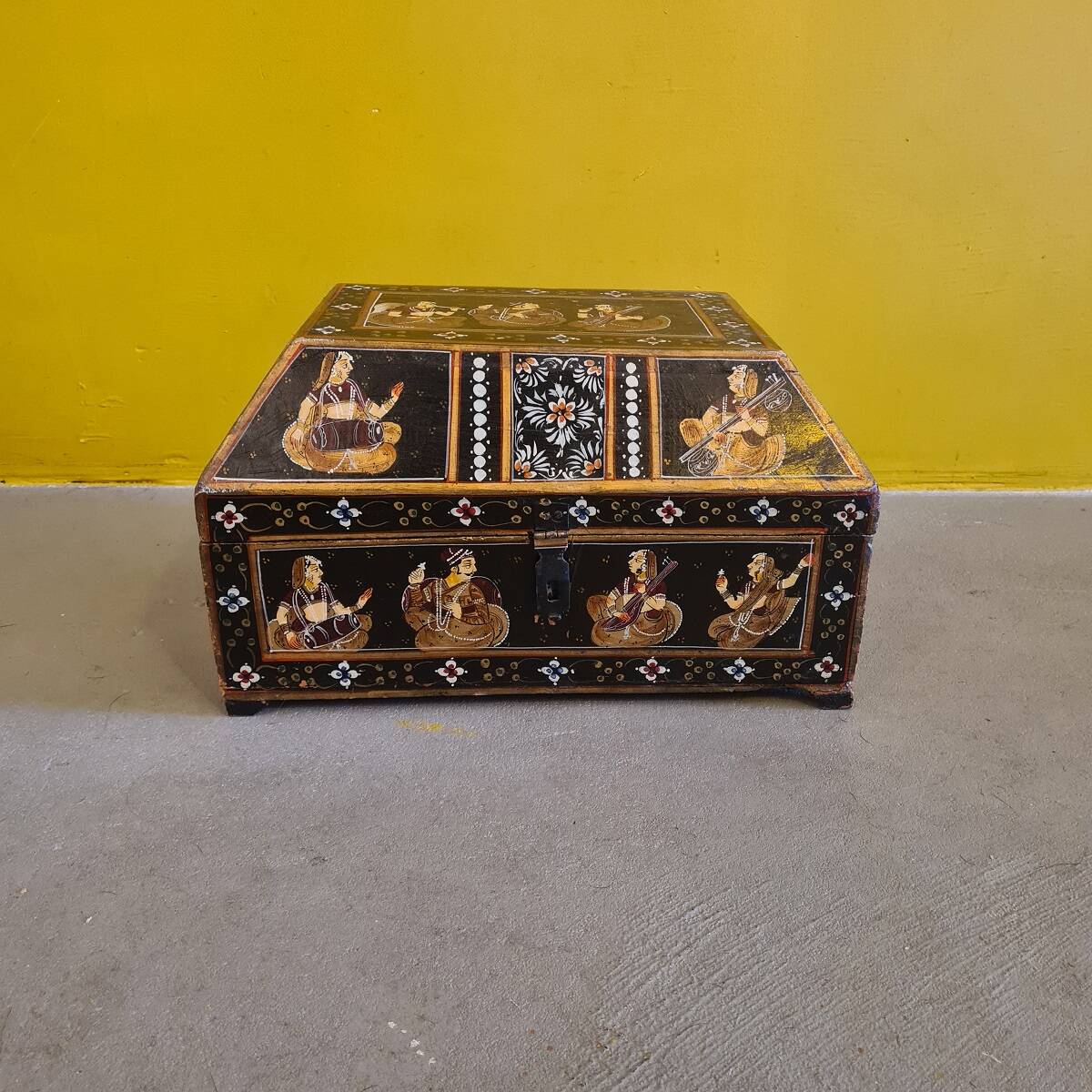 Anglo Indian Box With Painted Figures Of Musicians From The 1950s
