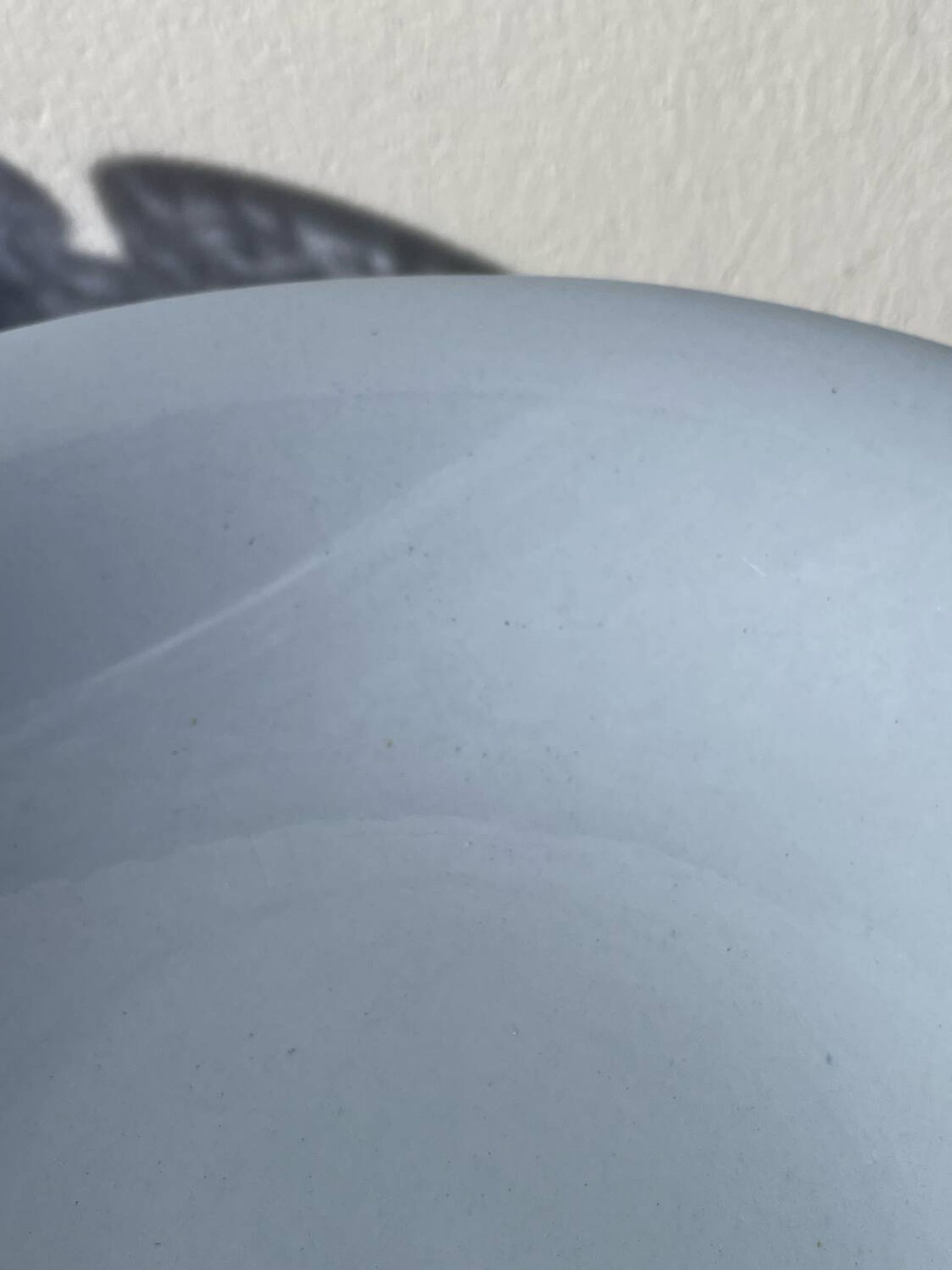 Plat rond, moulin des loups bleu ciel en céramique