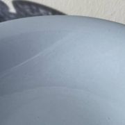 Plat rond, moulin des loups bleu ciel en céramique