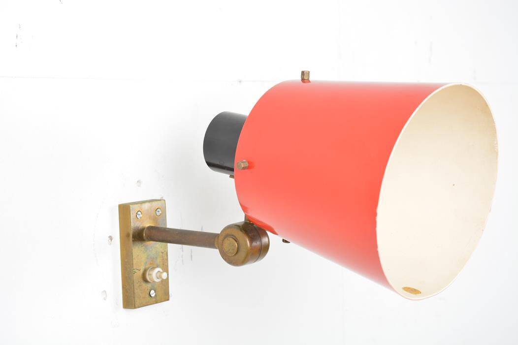 Old and rare Stilnovo wall light, red and black lacquered metal and brass With period label