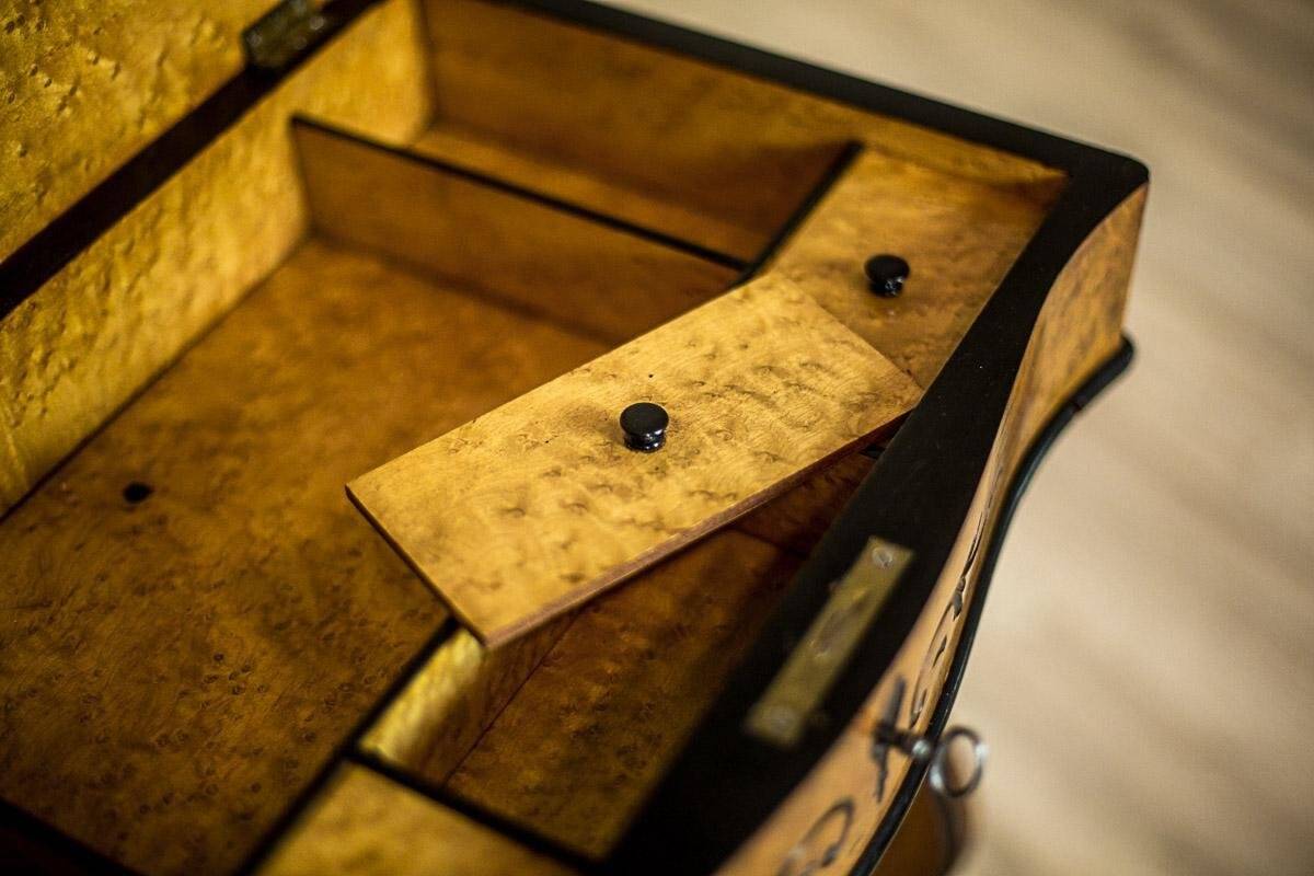 Sewing Table in Birchen Burl, 1870