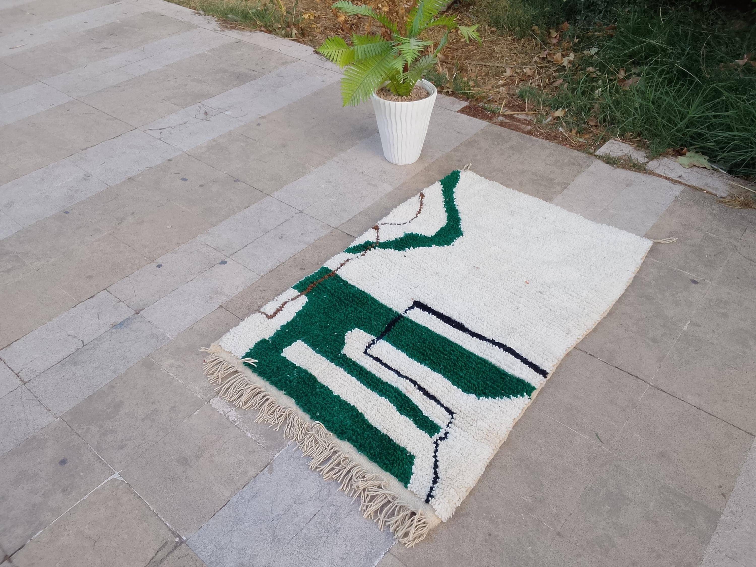 Large Moroccan wool rug 2.5 x 1.5 m