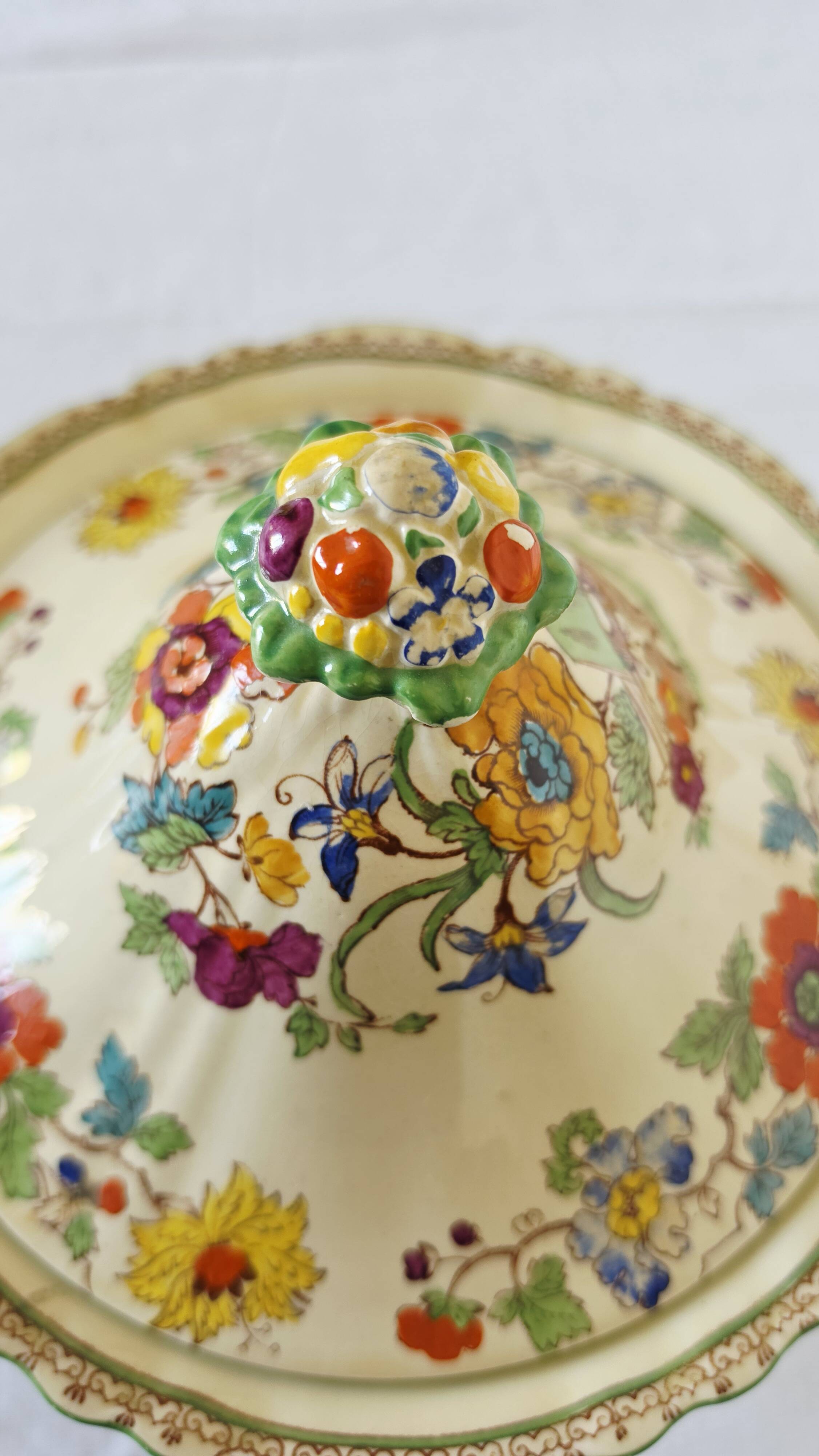 Antique soup tureen on feet from the prestigious English manufacturer Mason's,