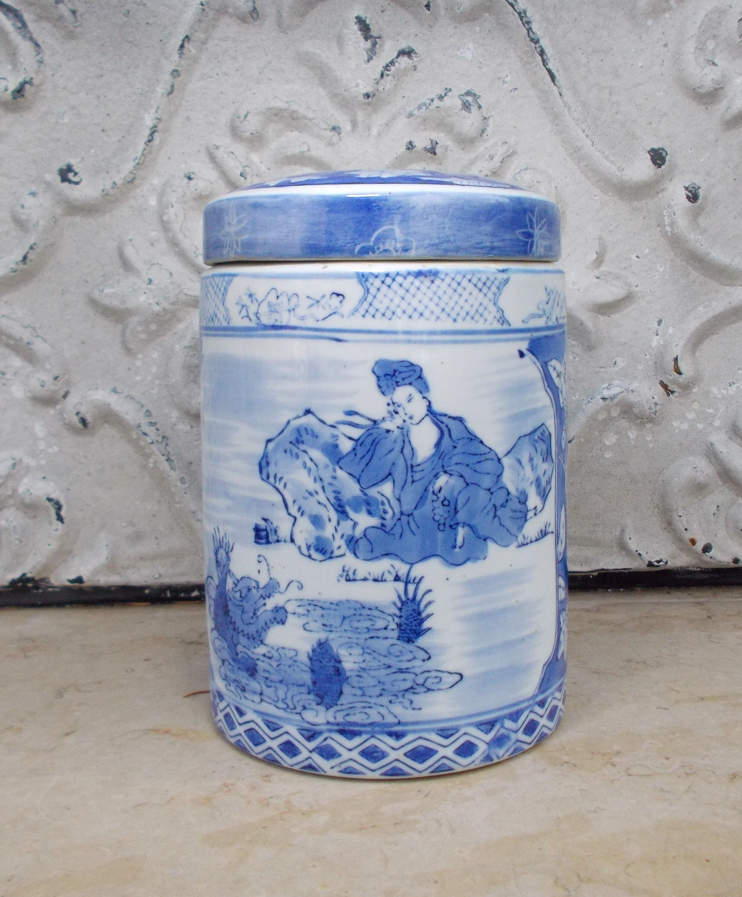 Vintage porcelain China pot covered white blue décor