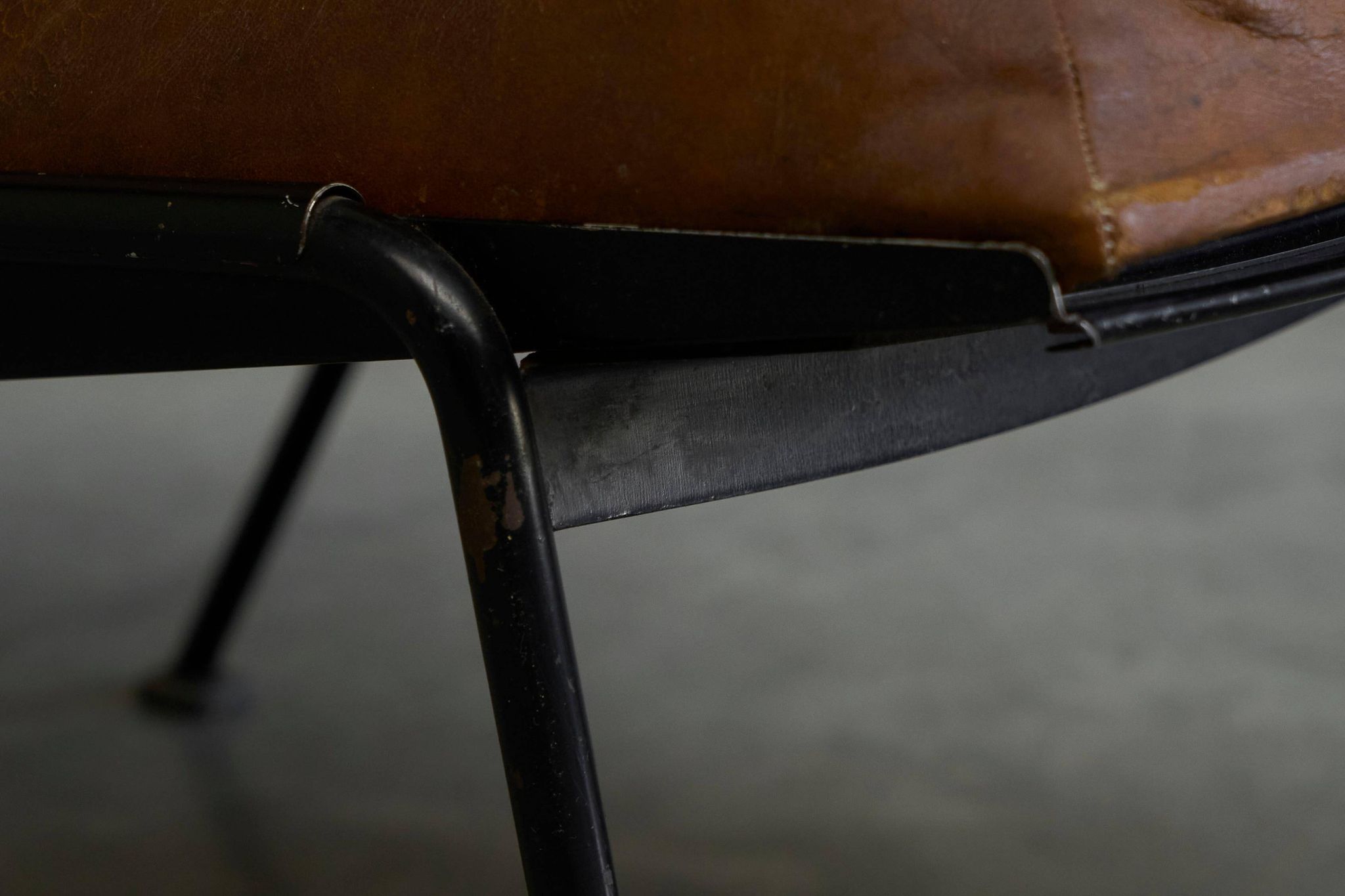 Modernist Dutch lounge chair in enamelled steel and leather from the 1950s.