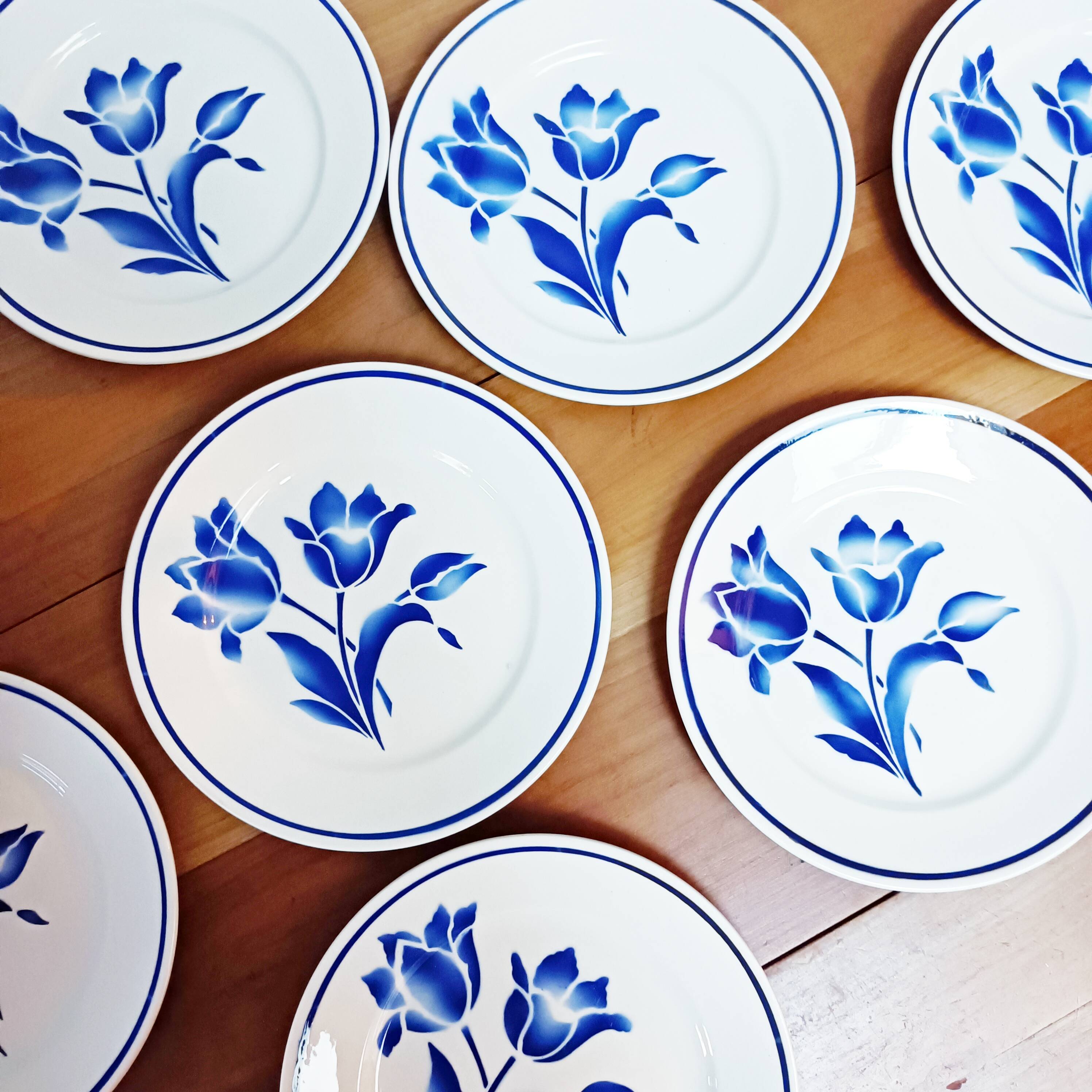 Lot de 8 assiettes plates Badonviller, Brétigny, fleurs bleues