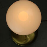 Lampe de table italienne en laiton et en verre opalin