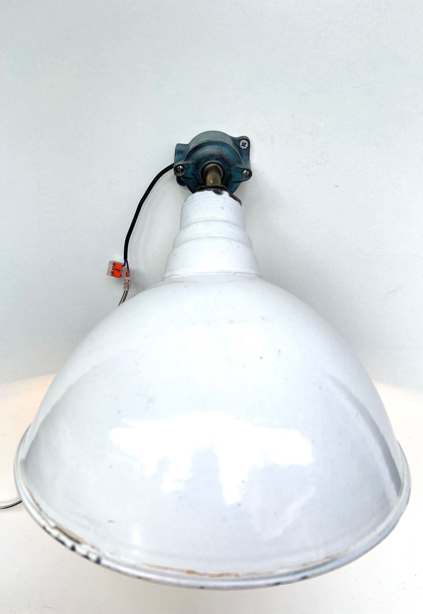 White enamelle tole wall lamp ø 31 cm brand benjamin usa