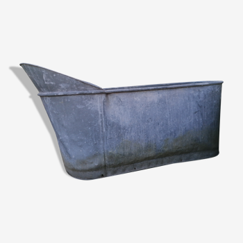 Zinc bathtub