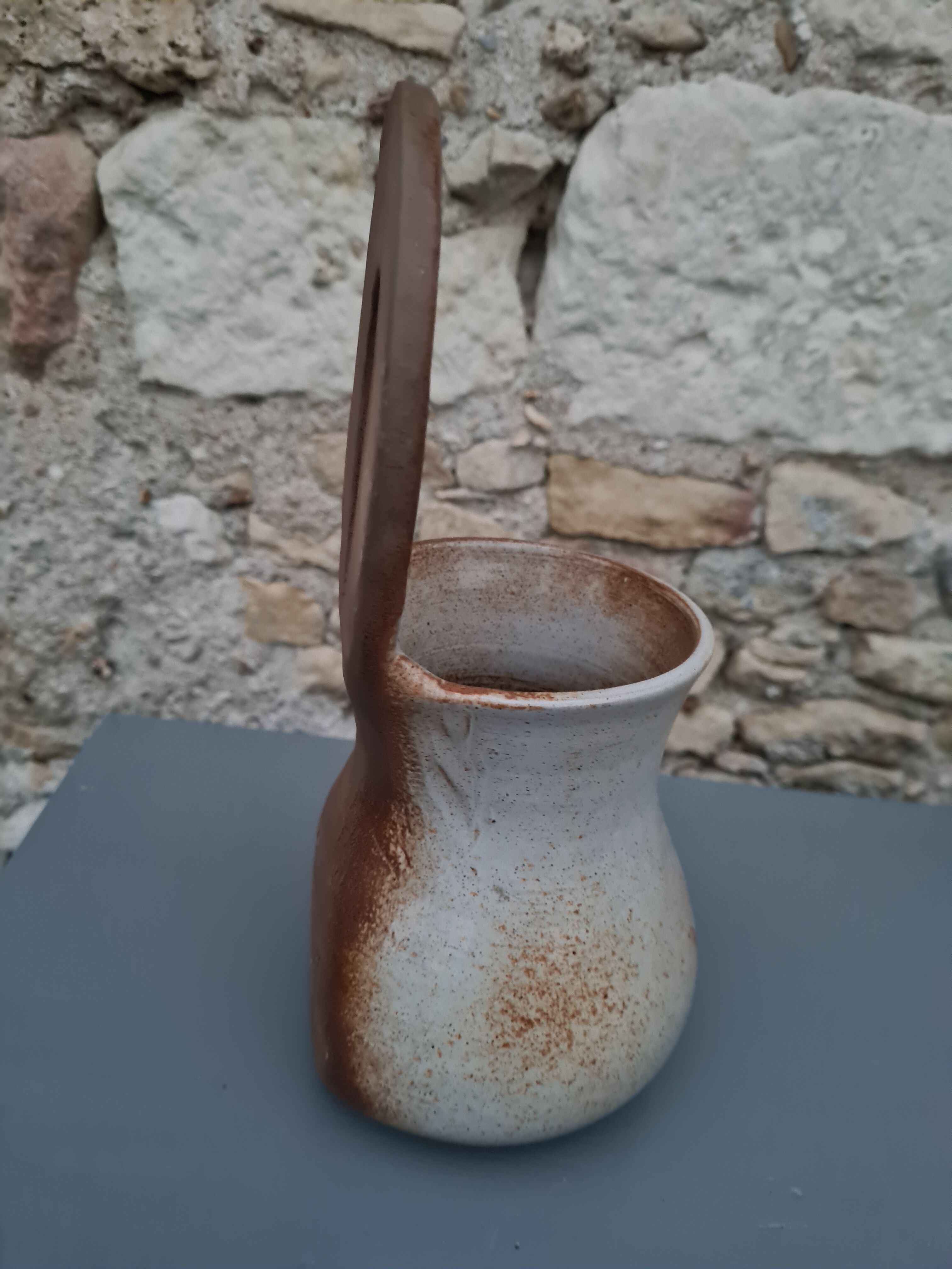Sandstone utensil holder