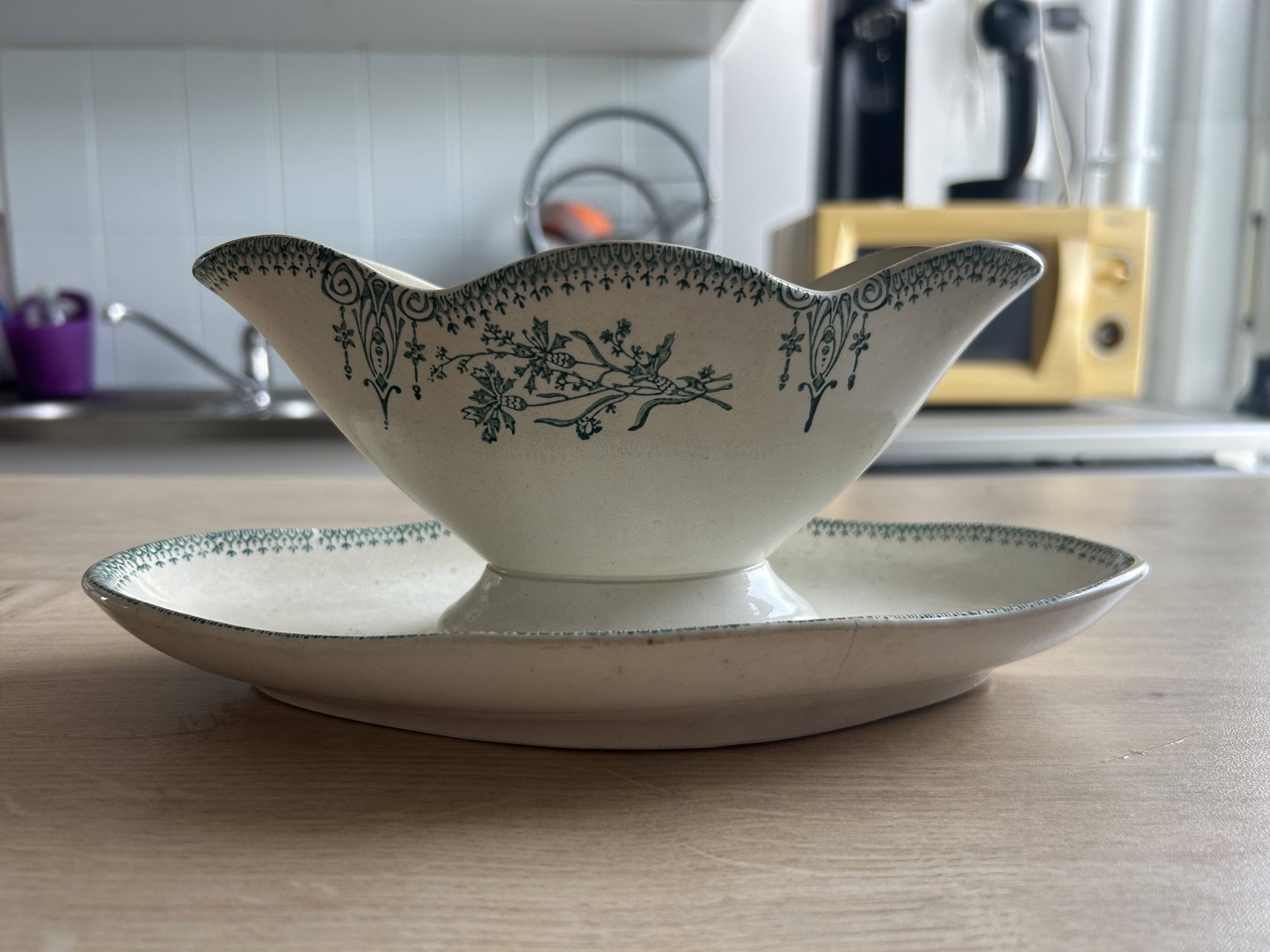 Sauce boat on stand Art Deco Saint-Amand model 4003