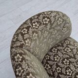 Canapé danois courbé 2 places des années 1960, velours d'ameublement vert, bois de hêtre.