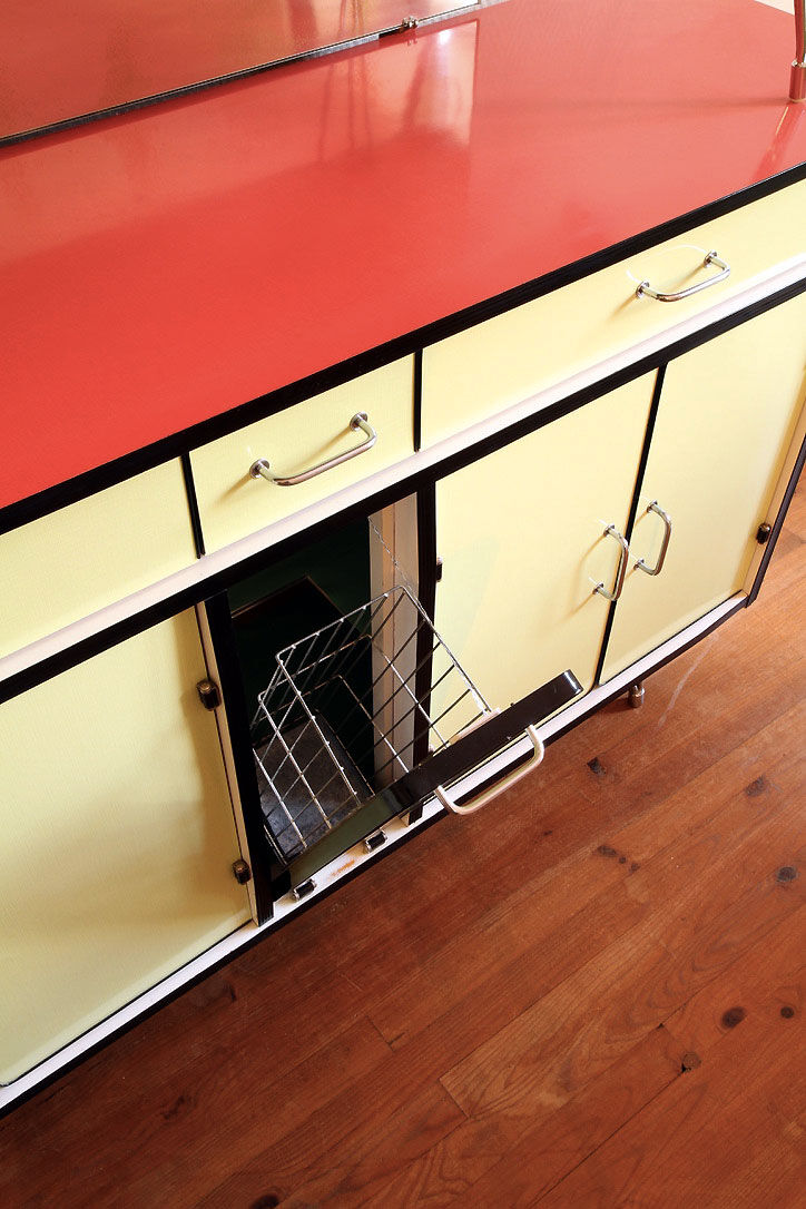 Vintage rockabilly buffet in Formica Eiffel structure.