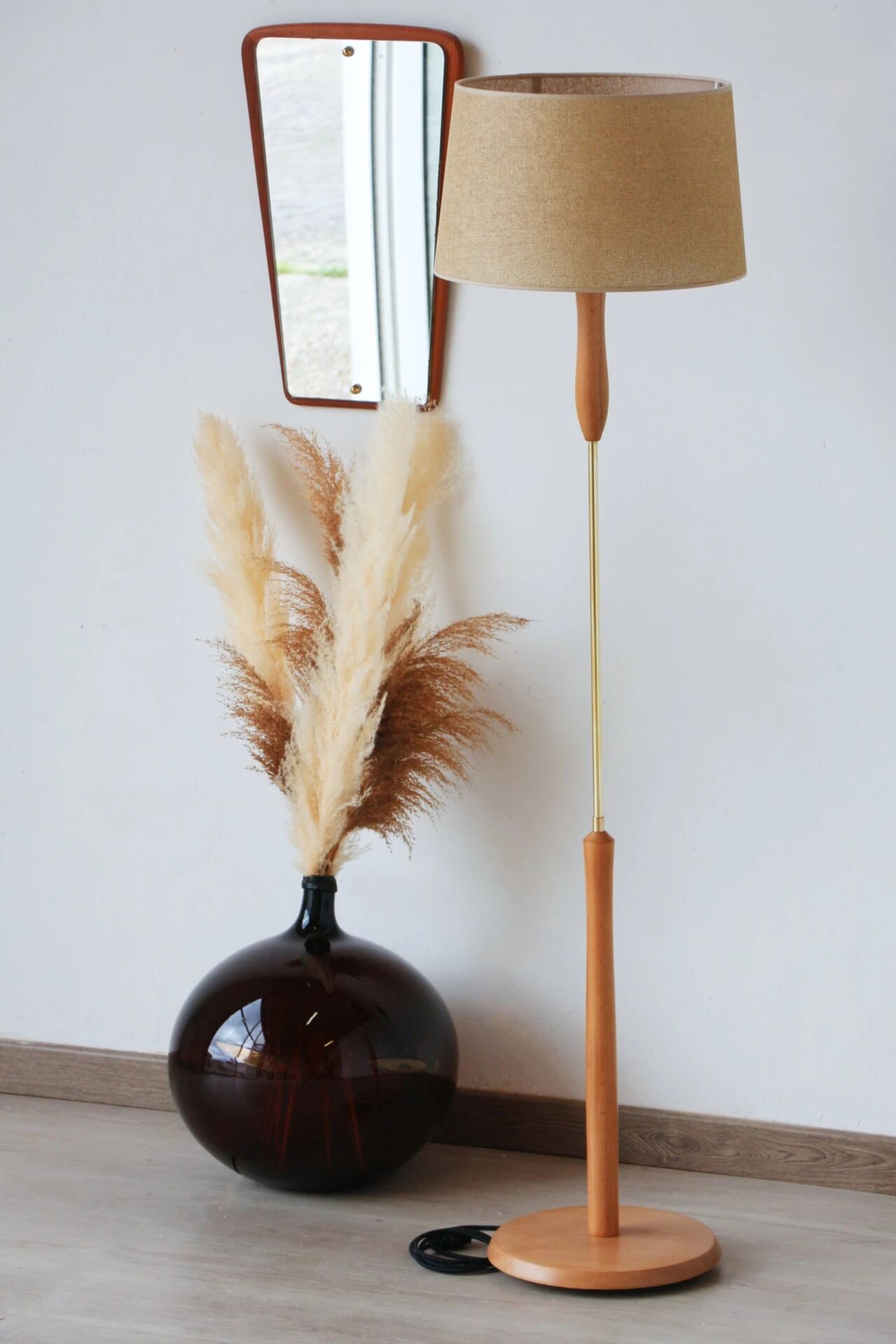 Vintage floor lamp from the 1960s in solid beech.