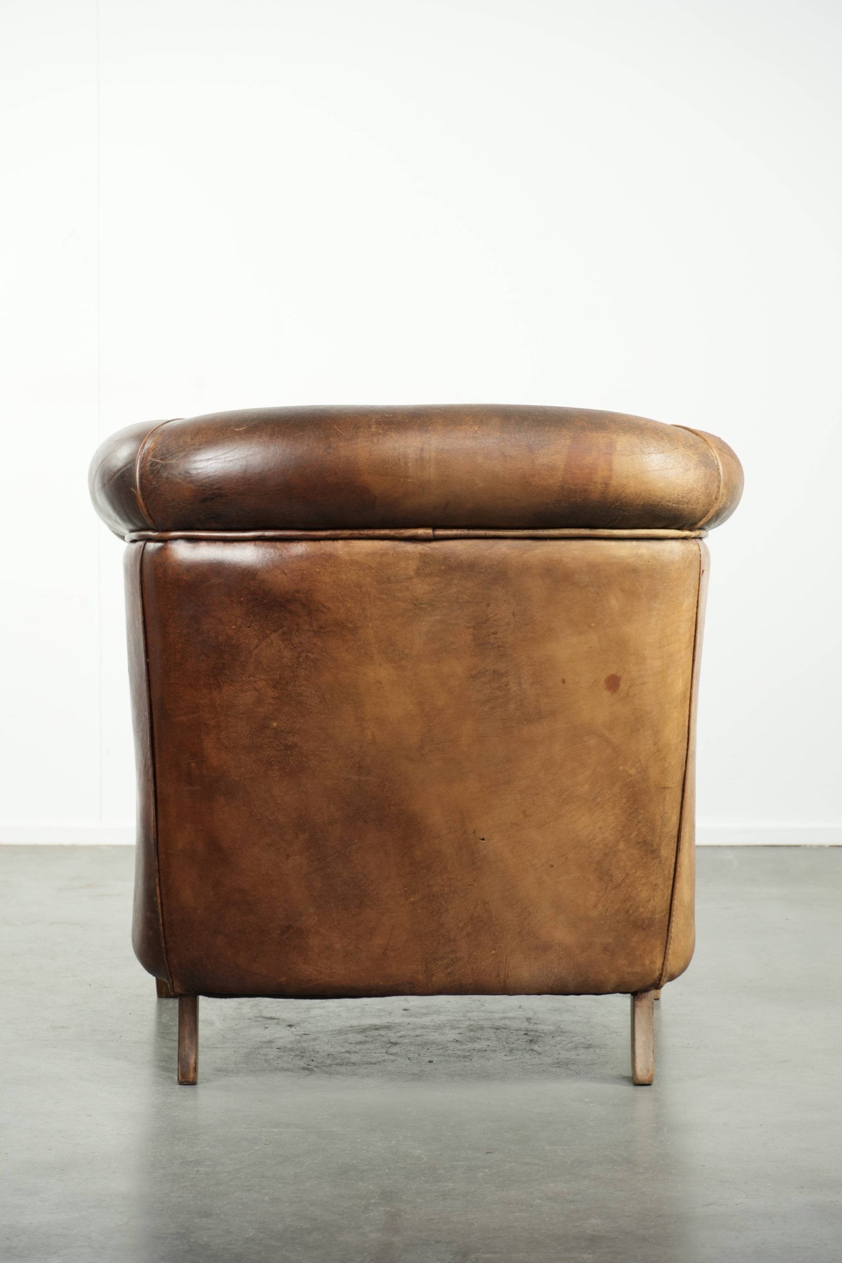 Fauteuil club en cuir de mouton vintage