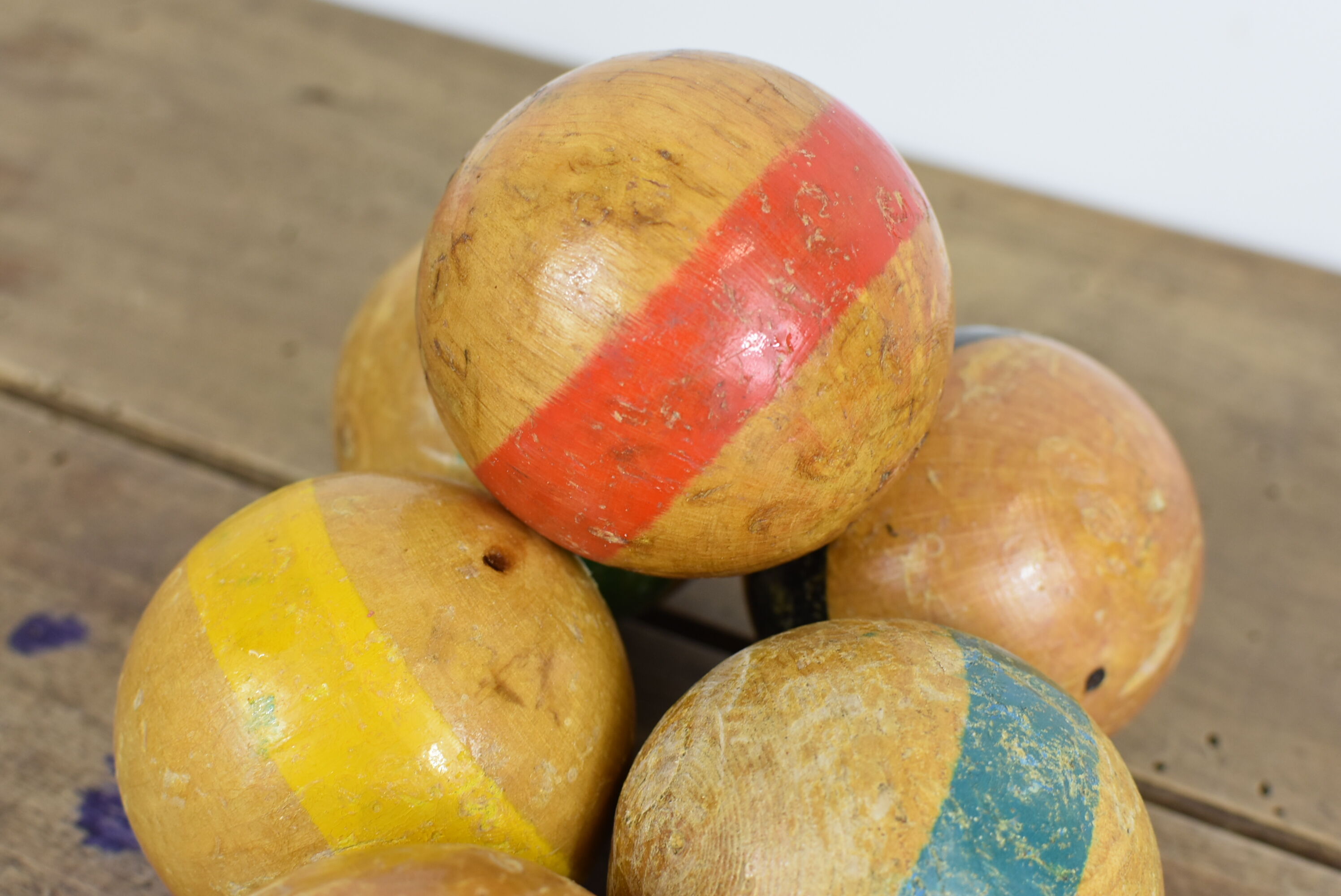 Set of 6 wooden balls.