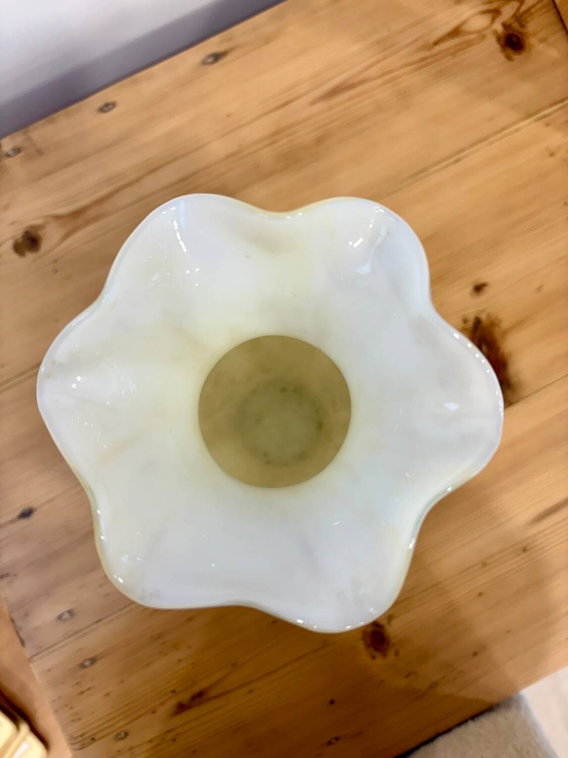 Vase en verre soufflé à collerette