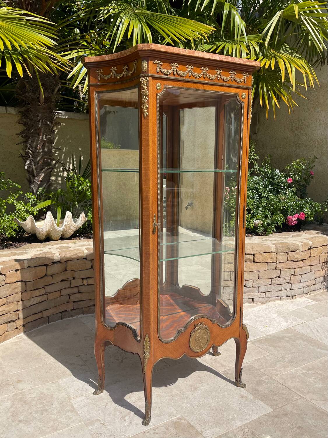 Vitrine en Marqueterie Style Louis XV