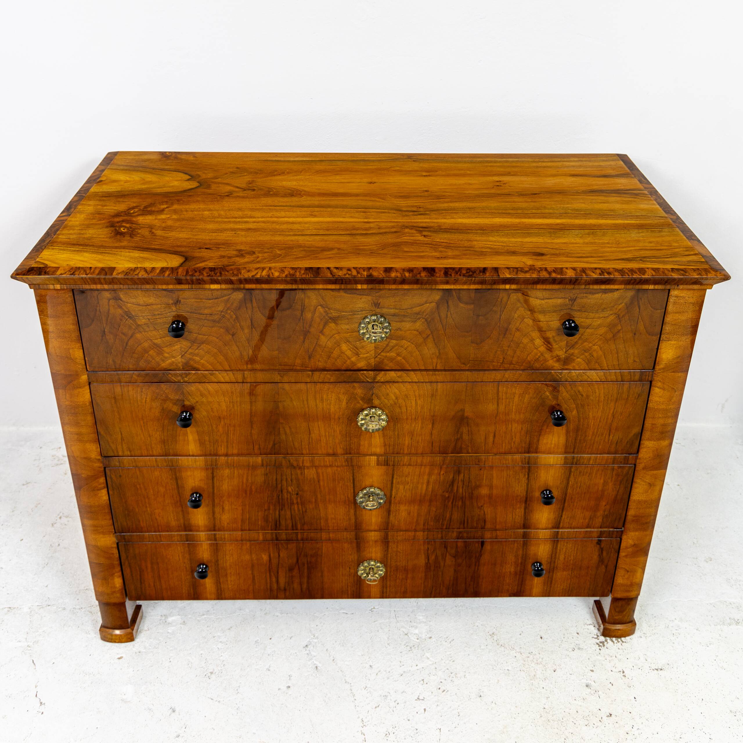 Grande commode Biedermeier en placage de noyer 1820-1840