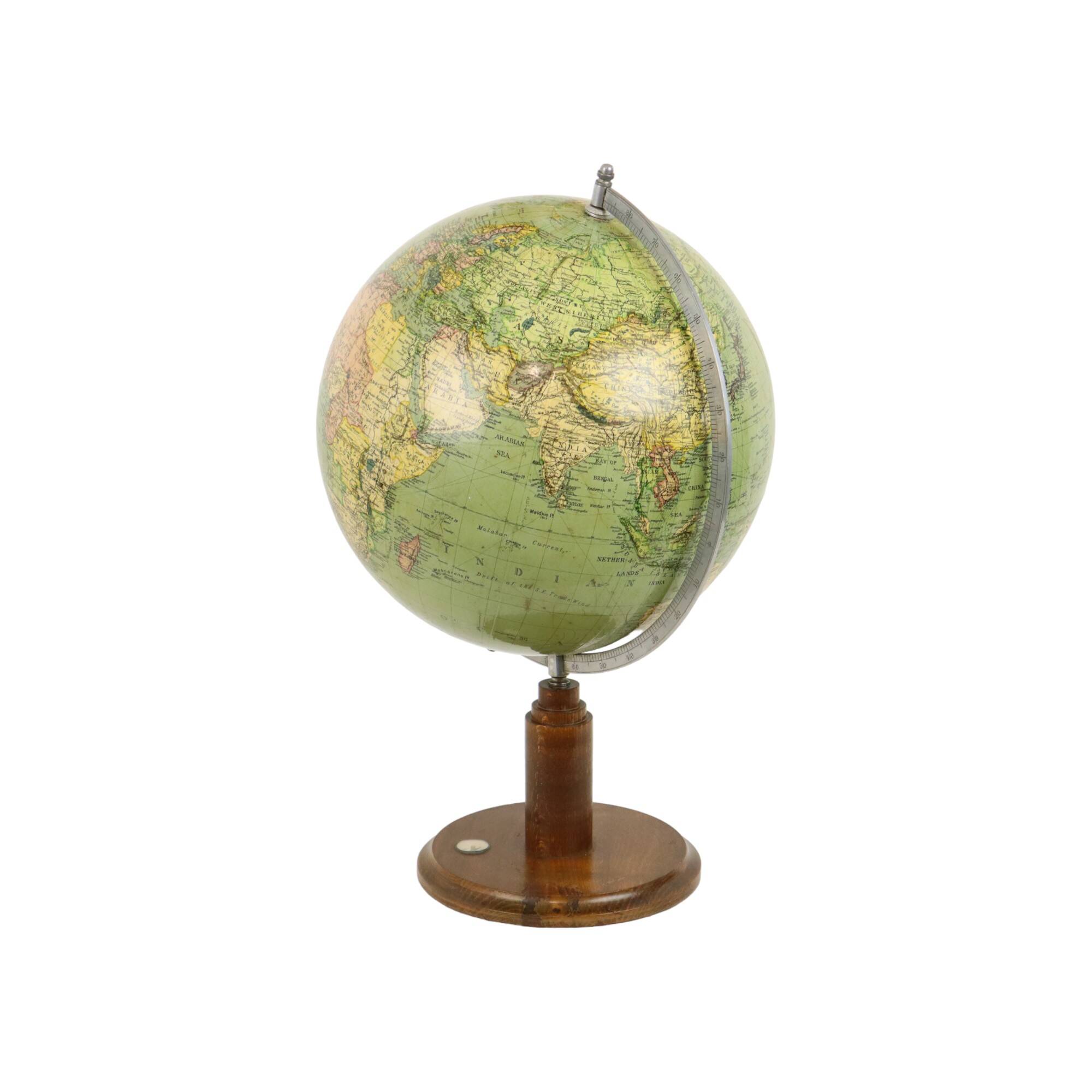 Globe terrestre vintage avec boussole sur socle en chêne, datant des années 1940.