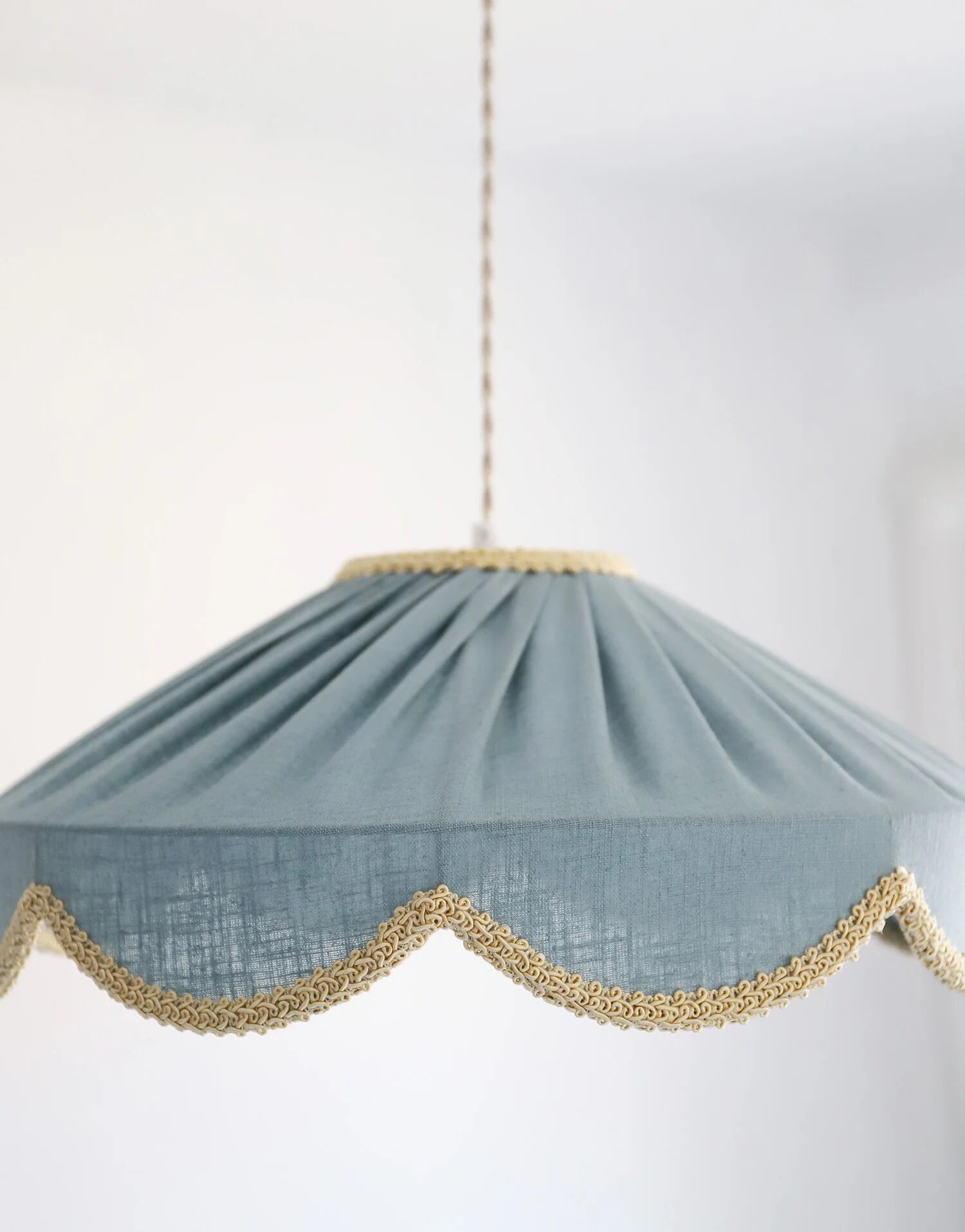 Suspension in a solid floral shape Cosette "mineral blue"