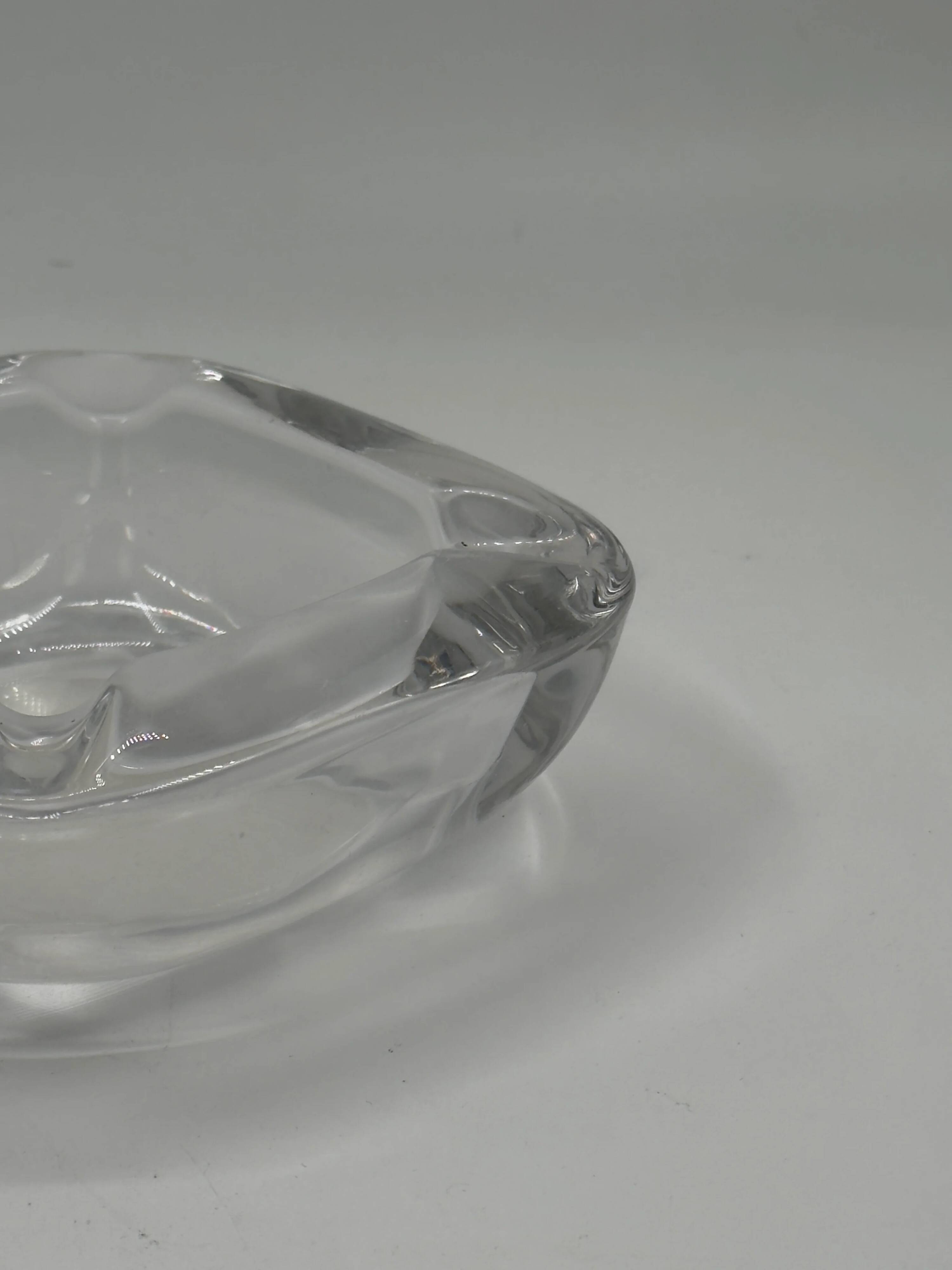 Cendrier vintage en verre épais transparent, forme carrée aux angles arrondis