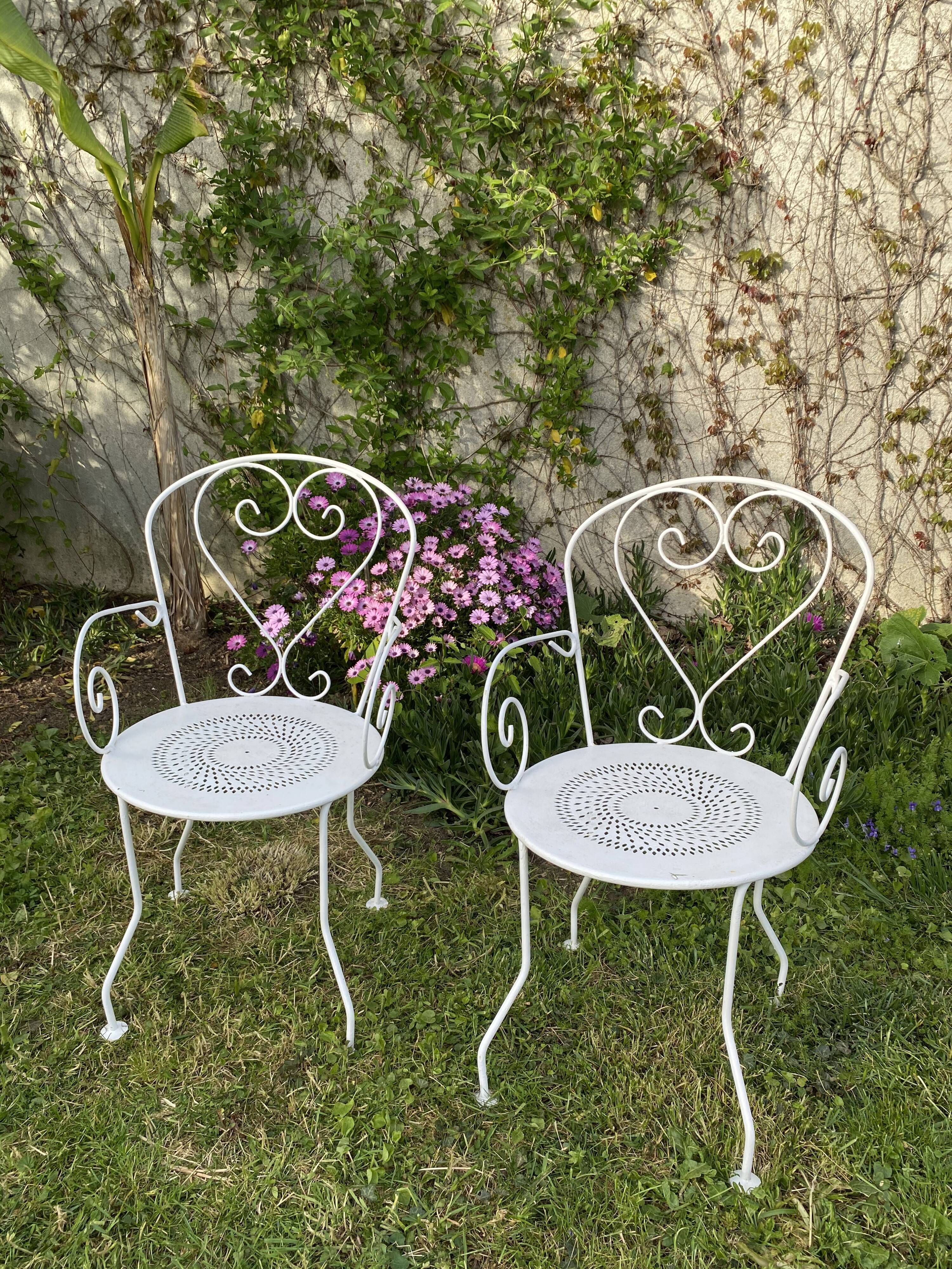 Lot de 2 anciens fauteuils de jardin en fer forgé