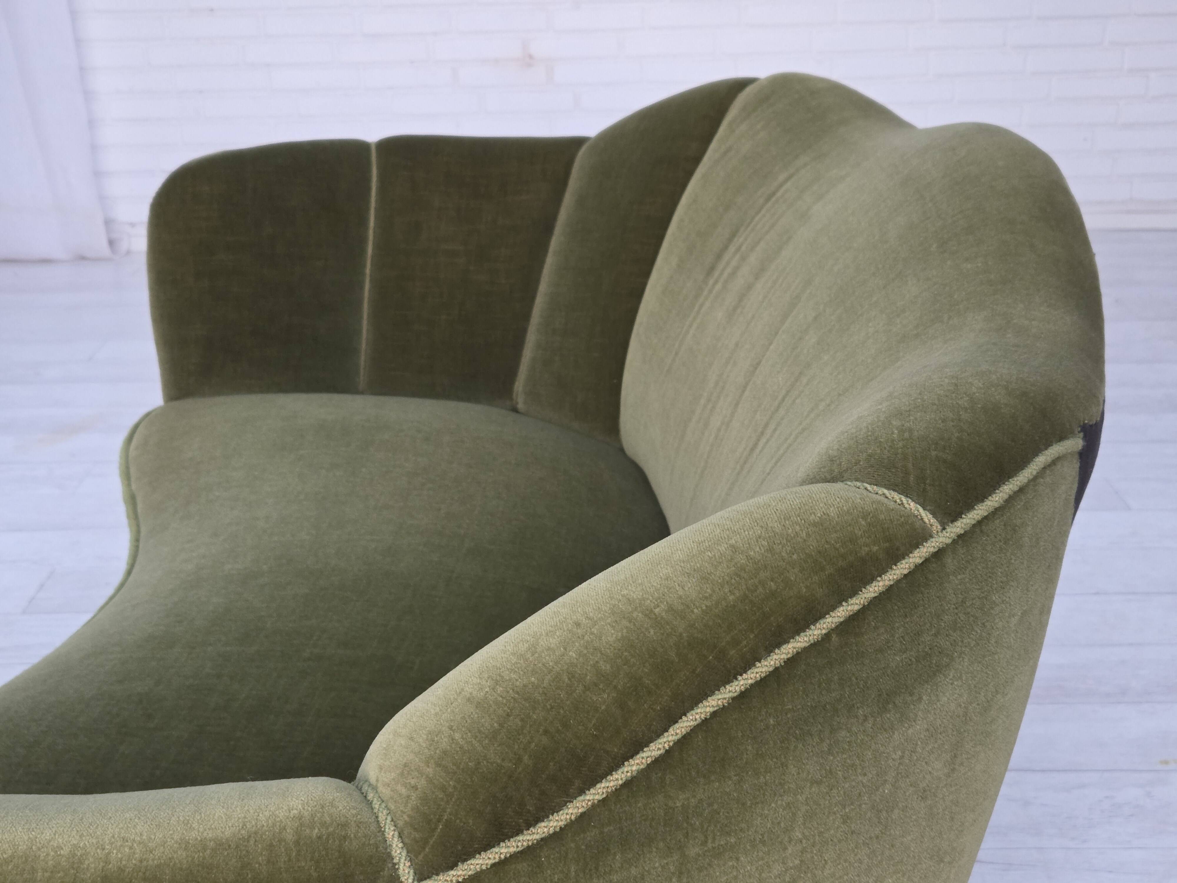 Canapé 2 places incurvé danois des années 1960, revêtement en velours vert, pieds en chêne.