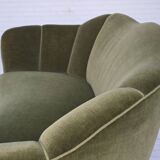 Canapé 2 places incurvé danois des années 1960, revêtement en velours vert, pieds en chêne.