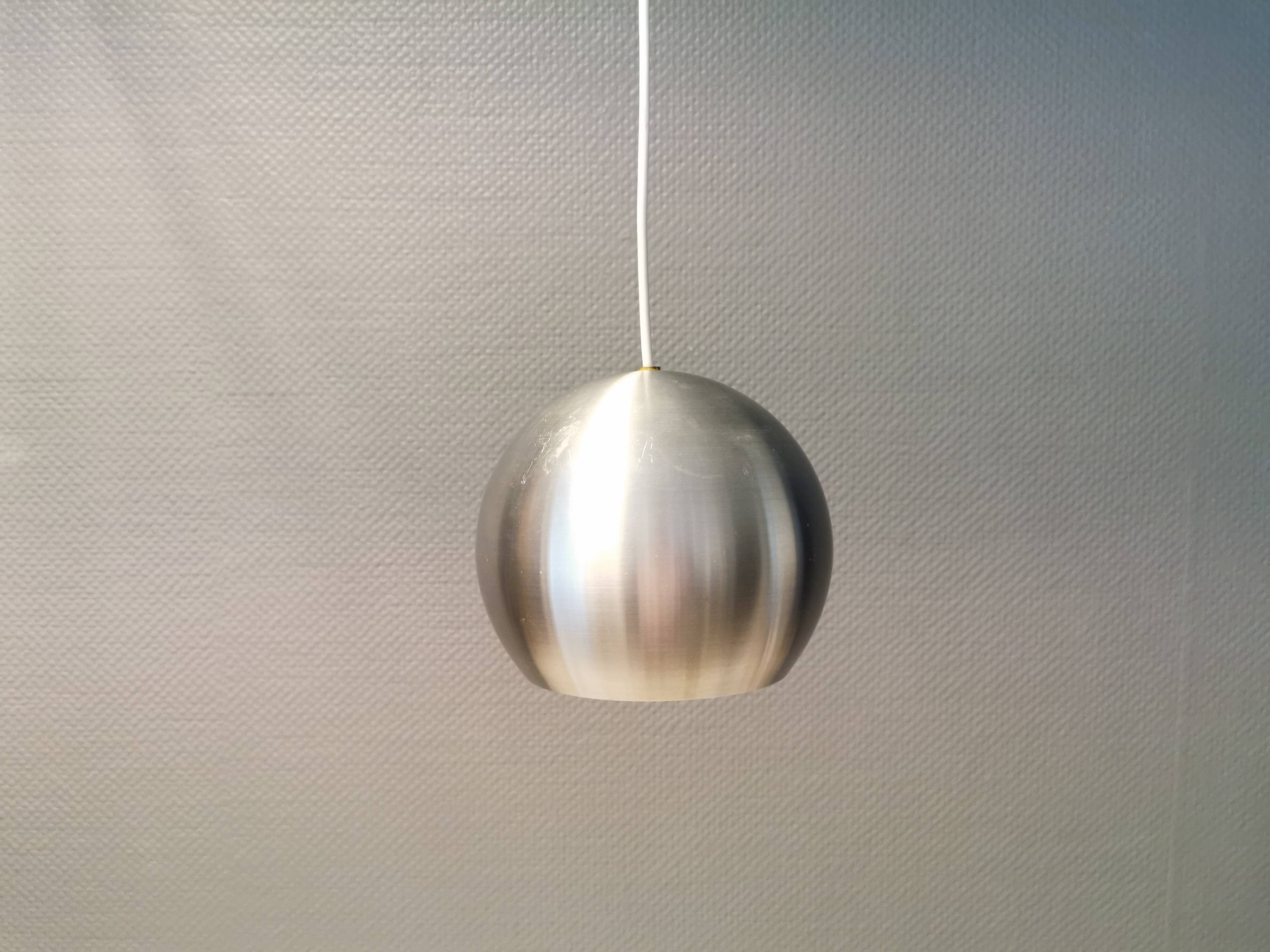 Lampe à suspension danoise originale en métal argenté, modèle "Ball" conçue par Benny Frandsen 1980
