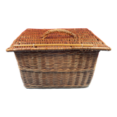 Old wicker basket for transport or picnic
