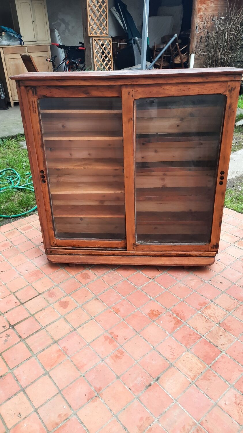 Showcase to install or hang