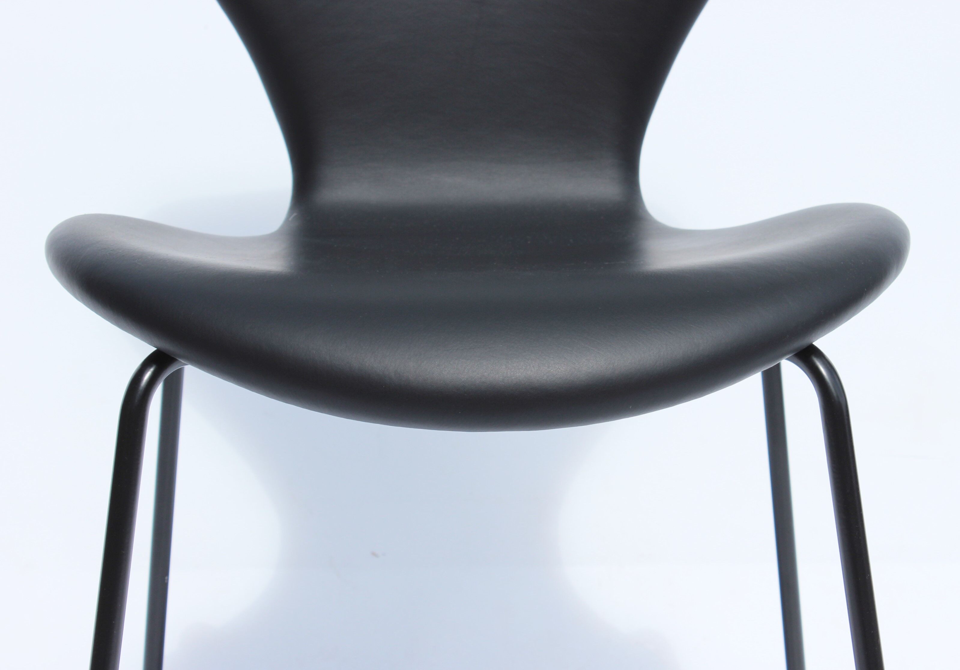 Ensemble de trois chaises séries Sept, modèle 3107, conçu par Arne Jacobsen