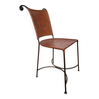 Chaise en fer forgé et cuir patiné