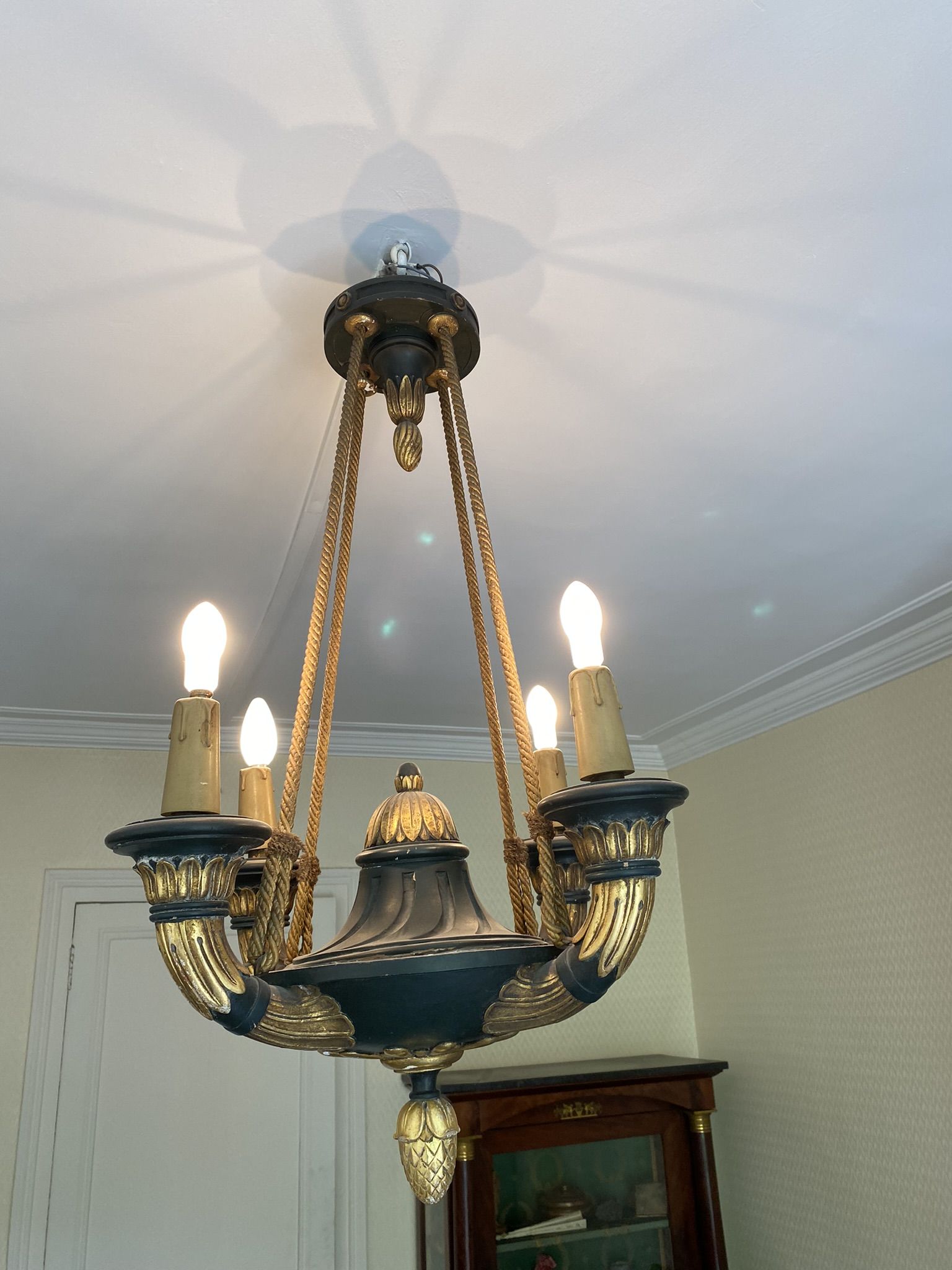 Empire style chandelier with four lights in sheet metal, bronze with patina and gilding