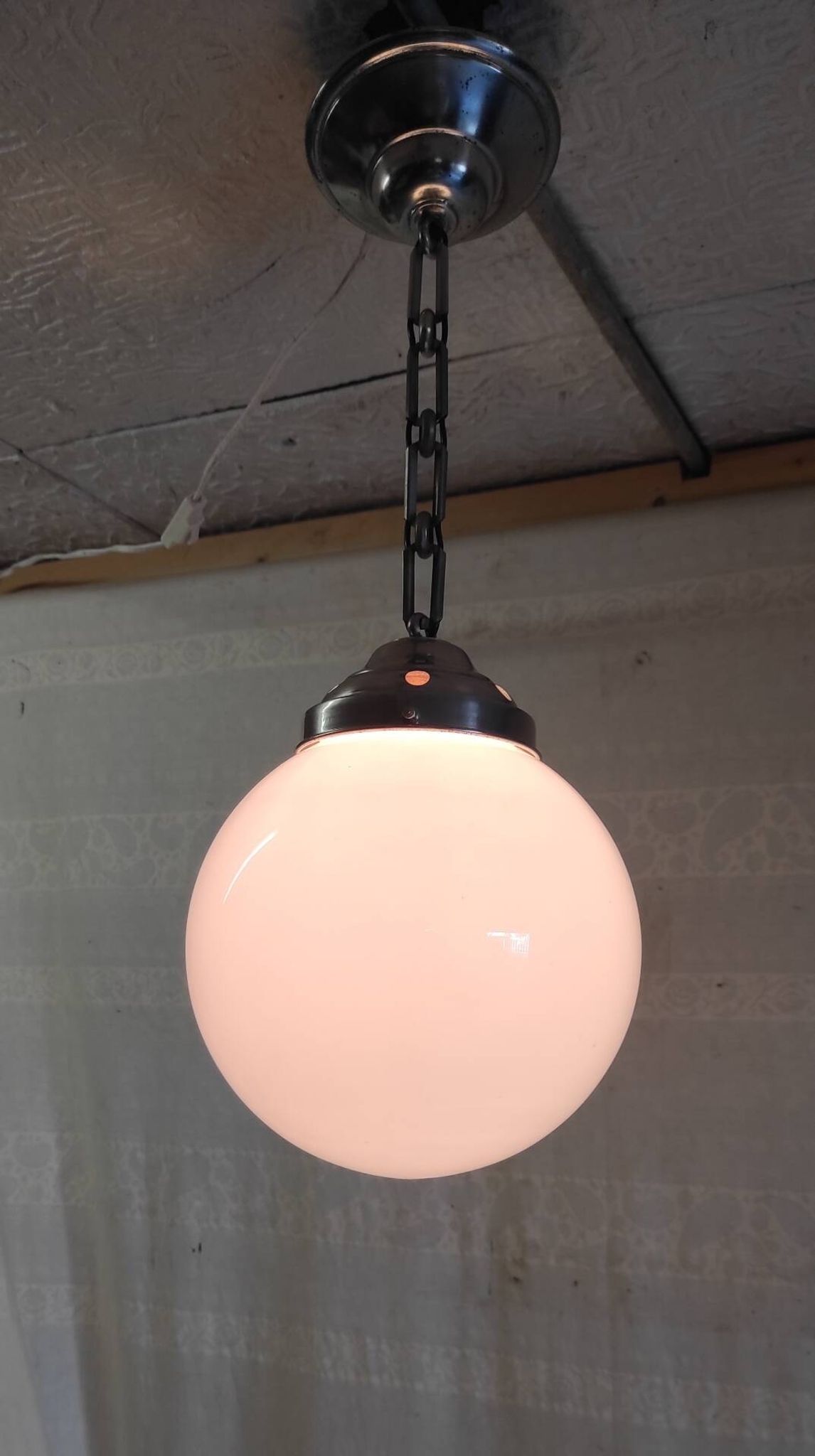 Suspension Bauhaus globe opaline diam. 20 cm - années 30