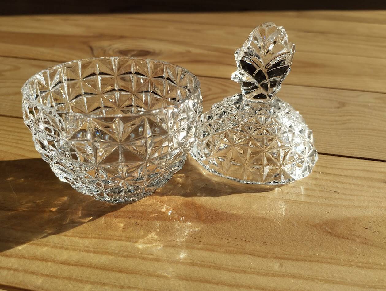 Cut crystal pineapple bonbonnière – Iconic decorative piece