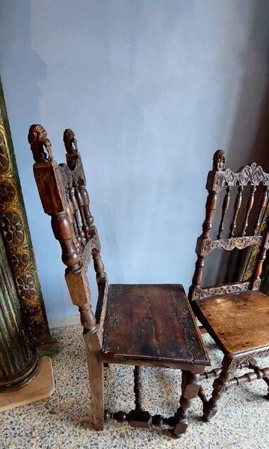 Paire rare de chaises sculptées, fabrication italienne du XVIIe siècle.