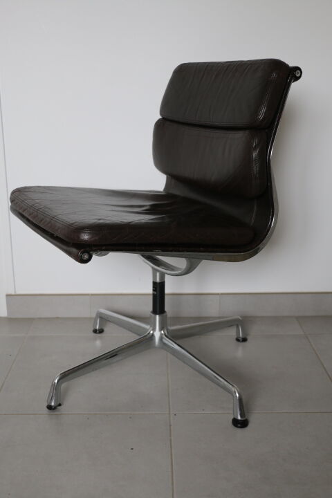 Fauteuil modèle softpad chocolat de Charles & Ray Eames