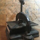 Cast iron binding press