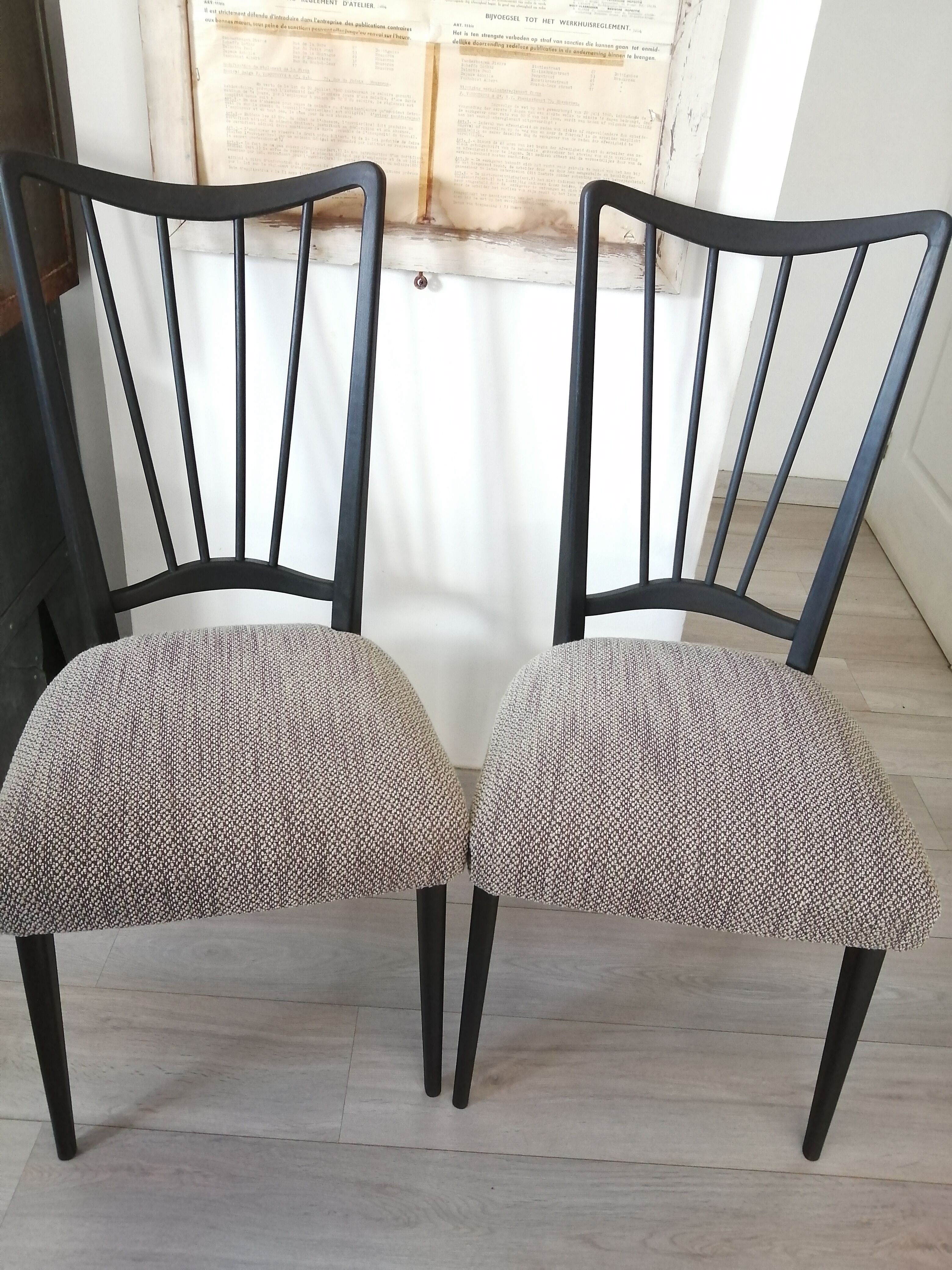 Lot 2 chairs wood fabric