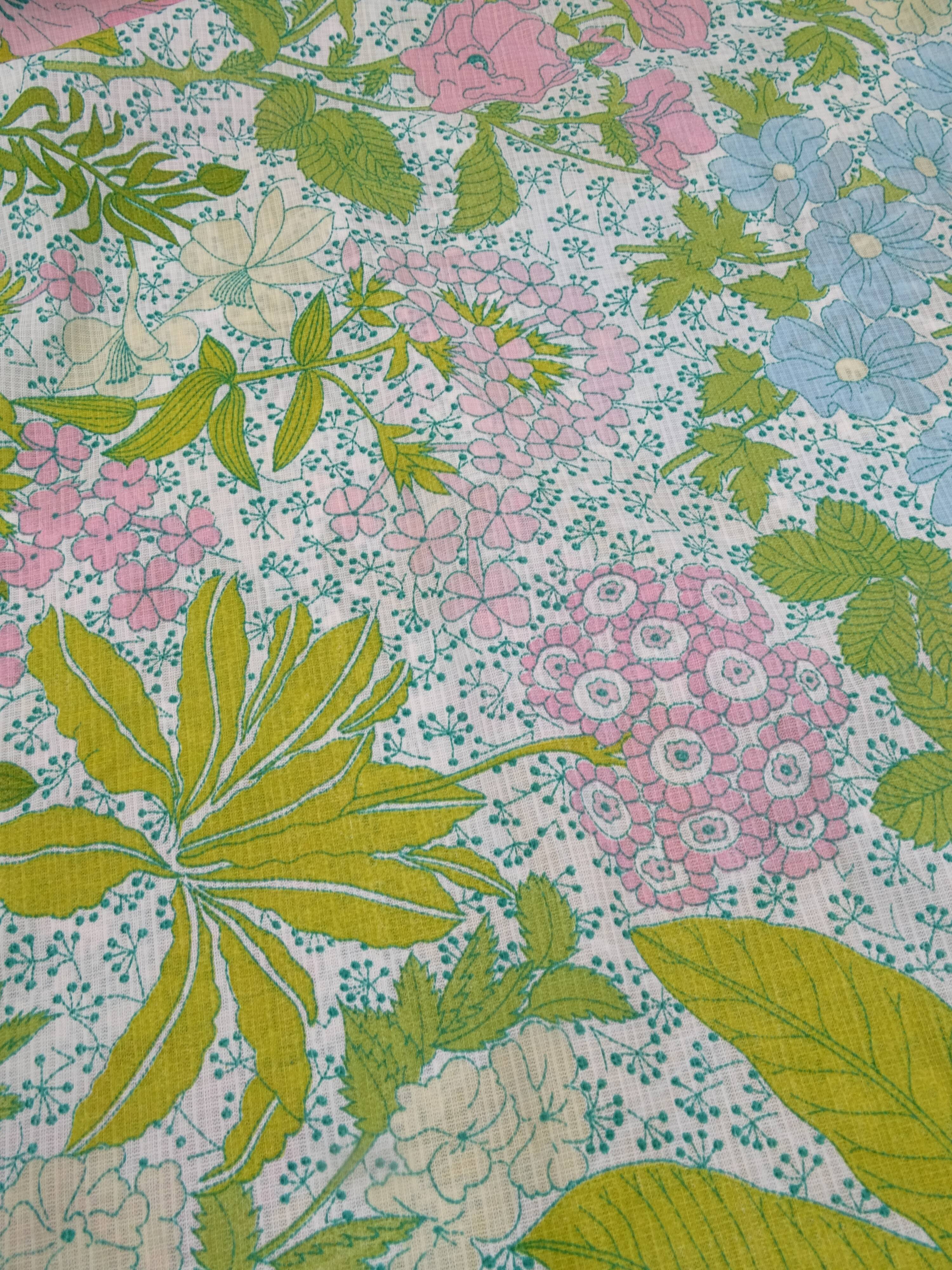 Nappe ronde à décor de fleurs vers 1970