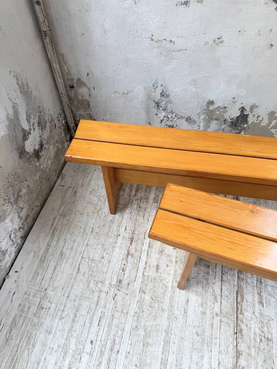 Paire de bancs en pin Charlotte Perriand Les arcs