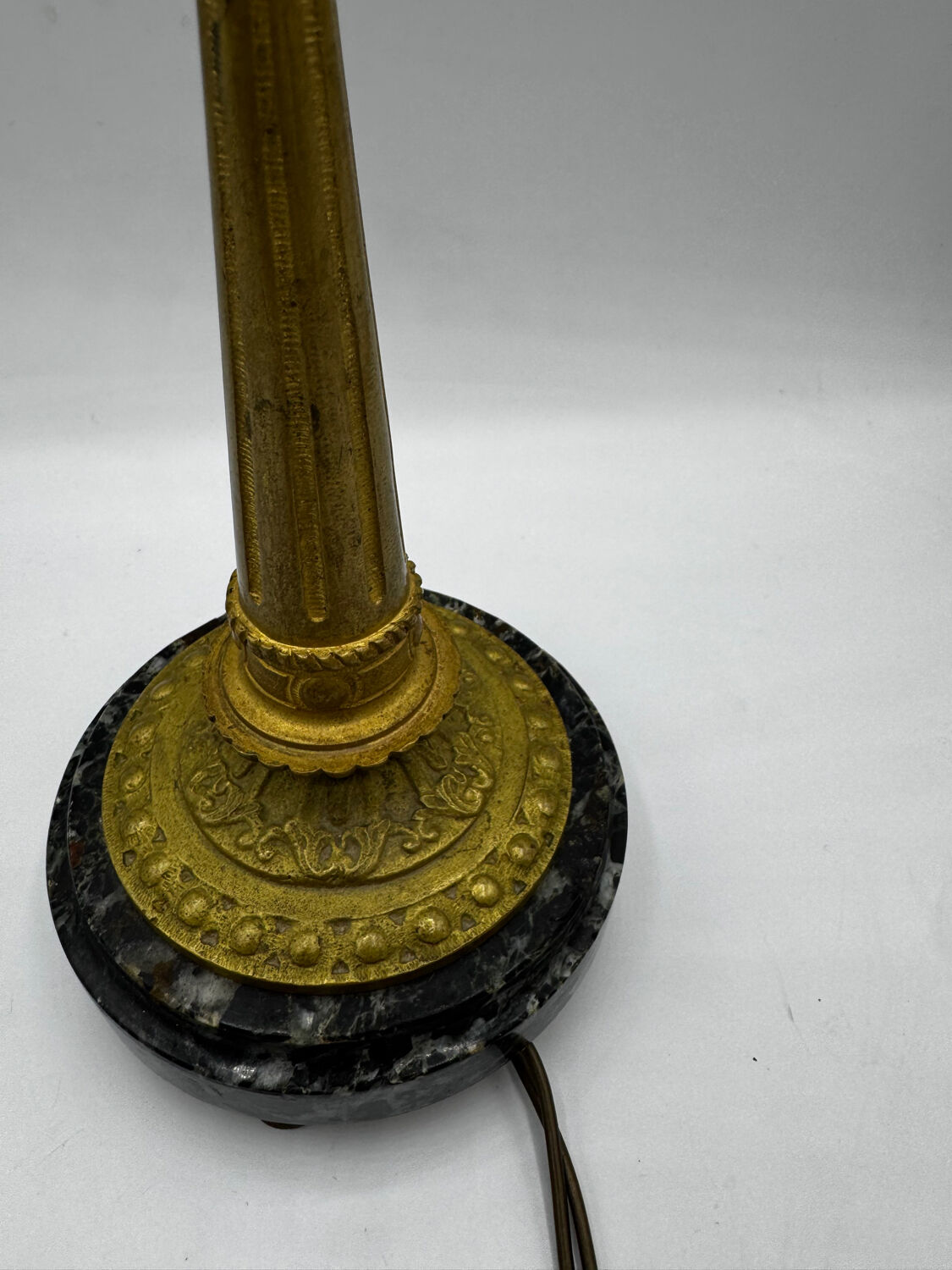 Antique lamp known as a lyre in bronze and marble from the late 19th century.