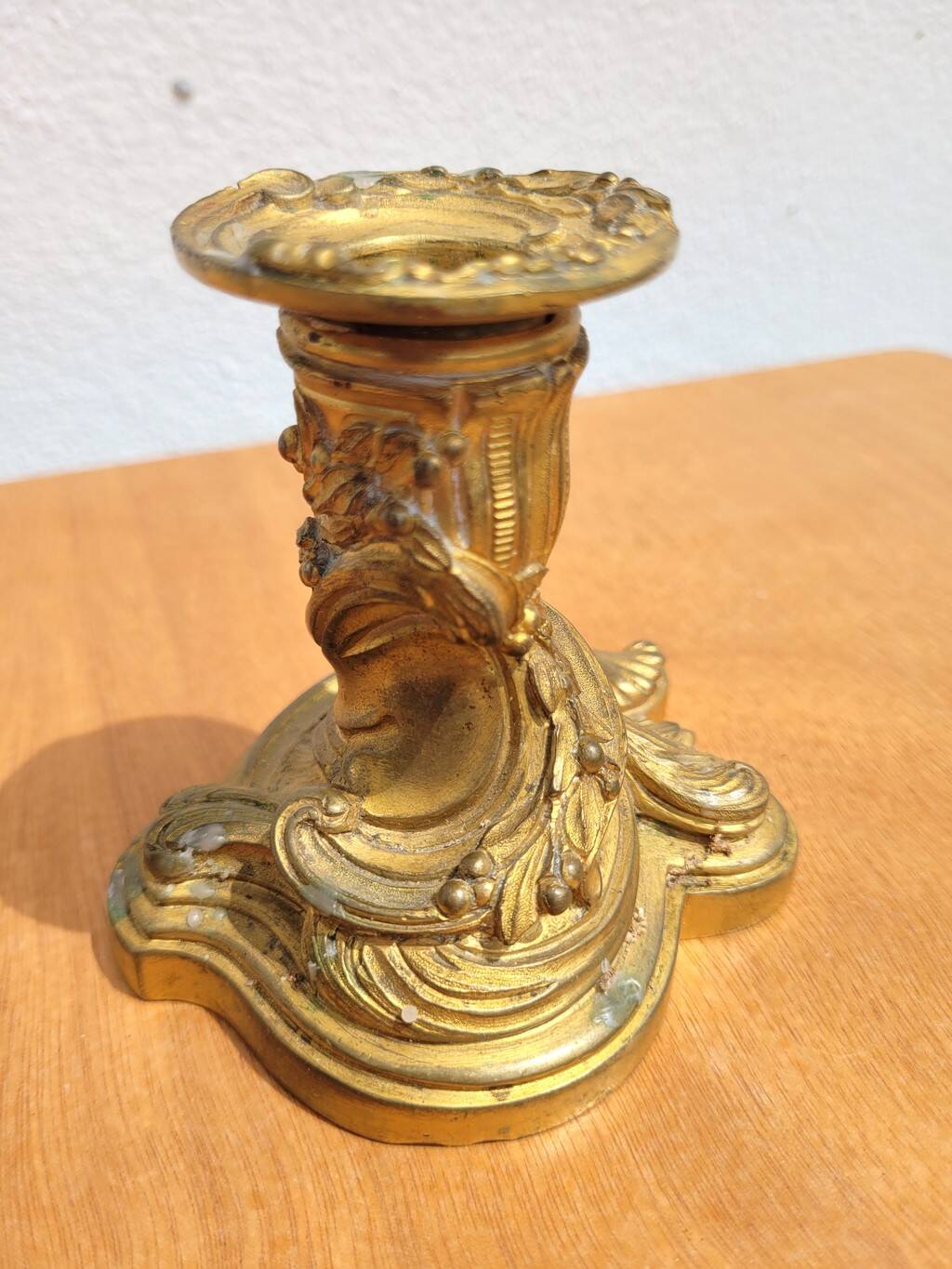 Bougeoir en métal doré style rocaille