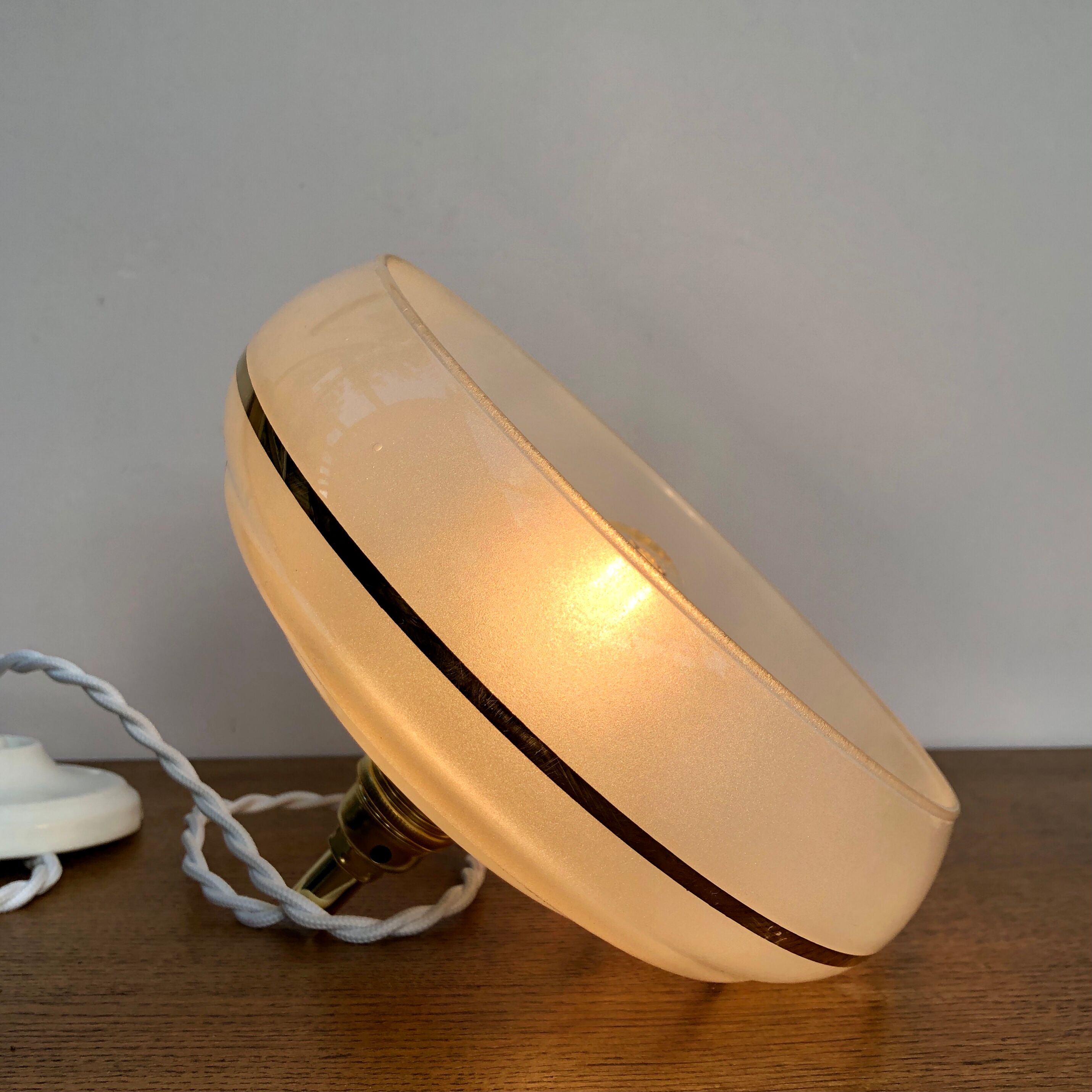 Vintage white and gold glass lampshade suspension